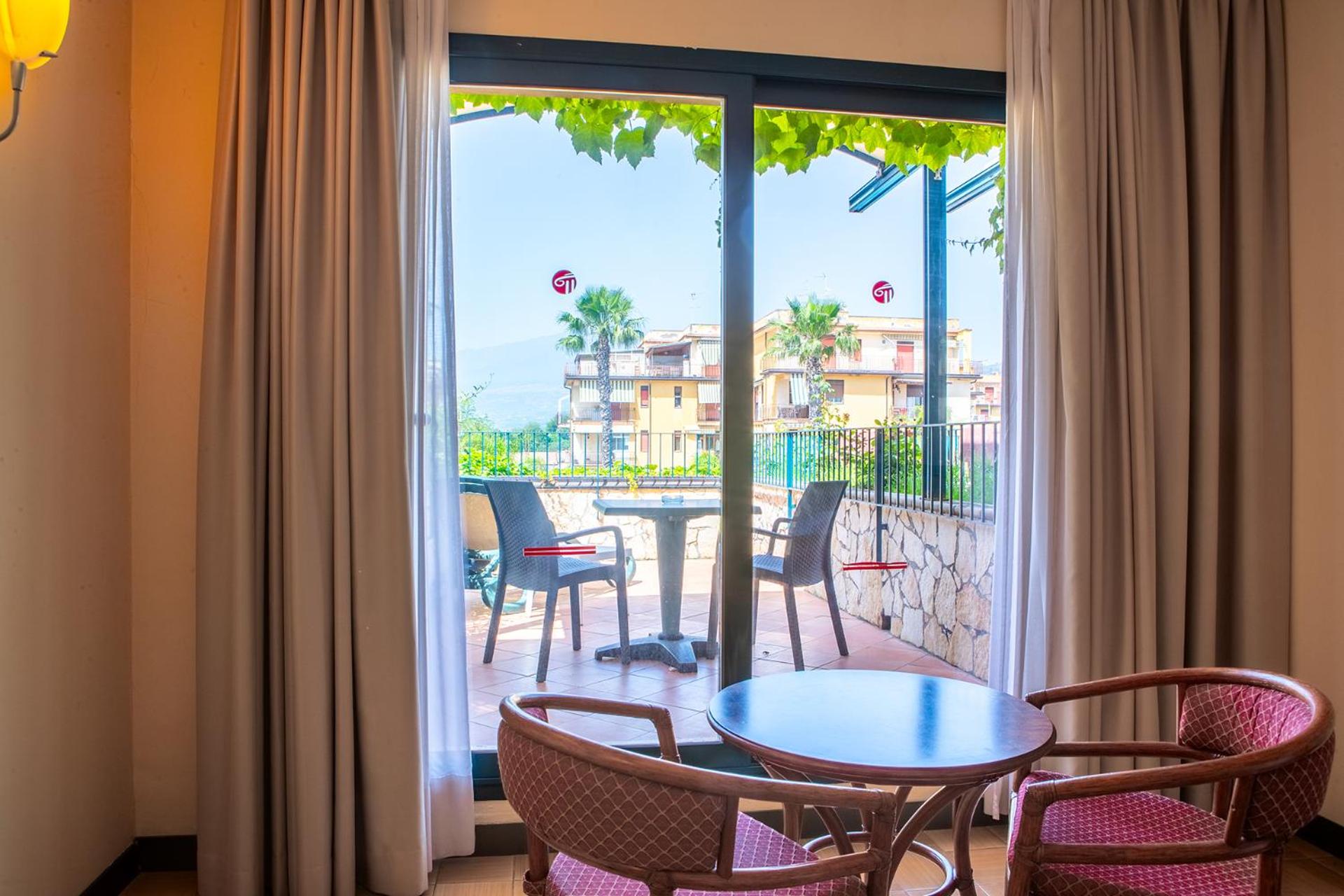Deluxe Triple Room with Balcony - Photo 13