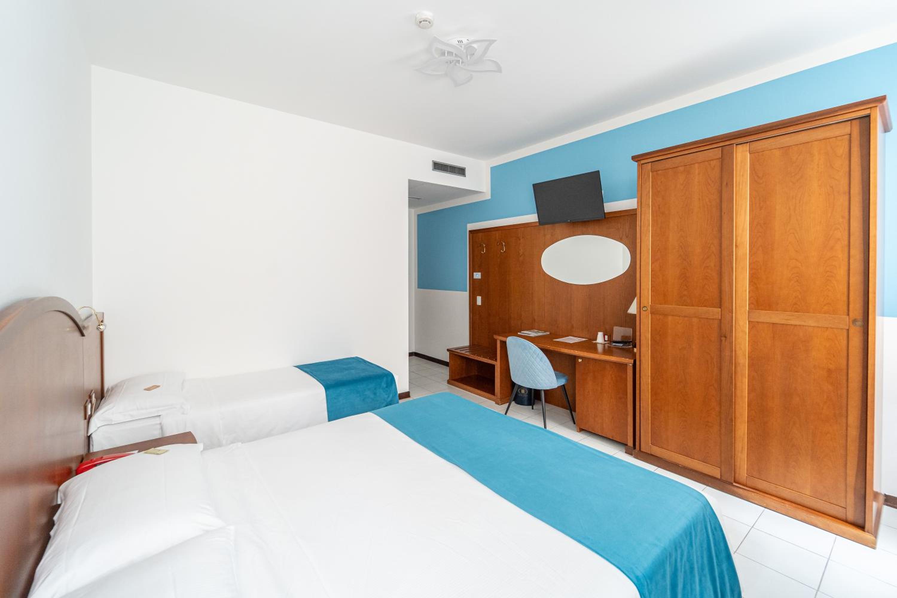 Standard Triple Room - Photo 31