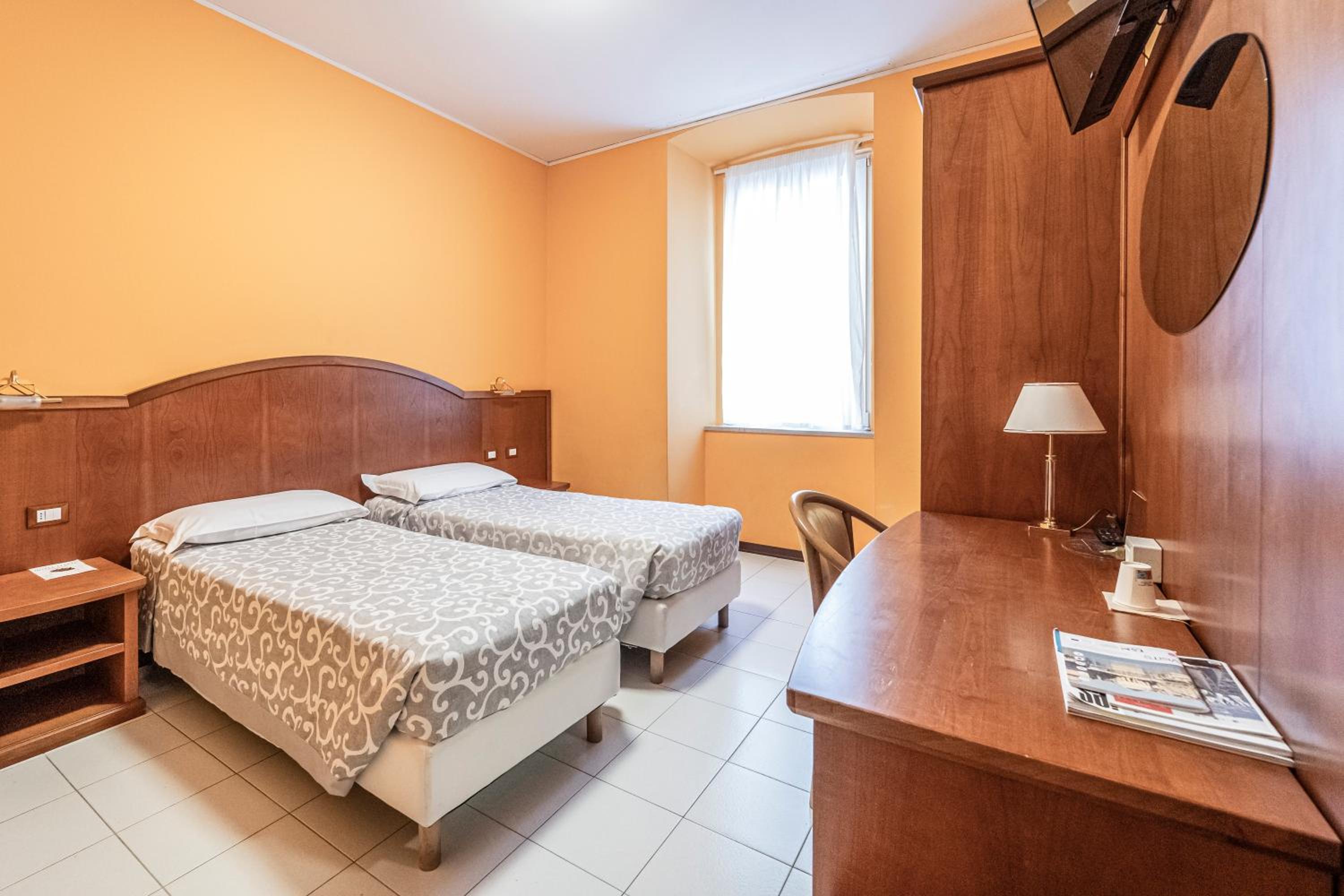 Standard Double or Twin Room - Photo 10