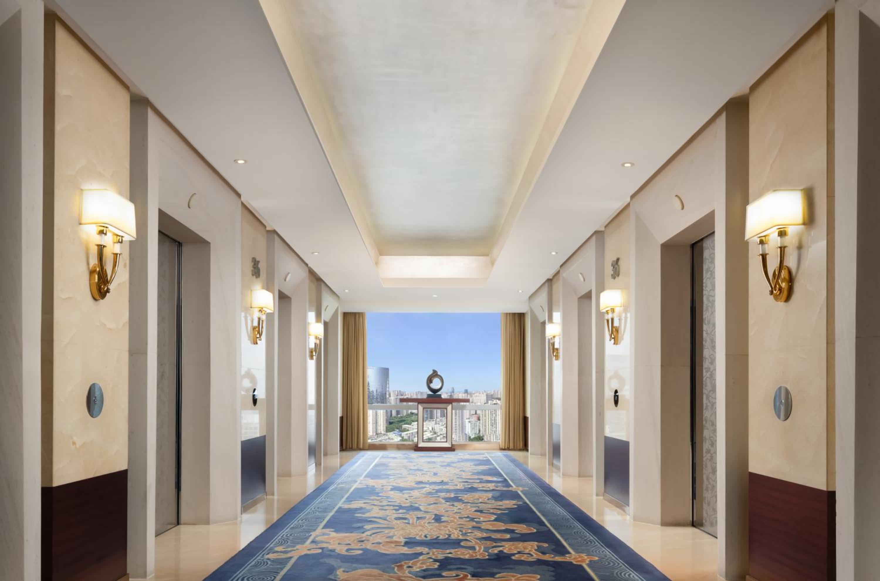 Deluxe Twin Room with City View - Photo 3