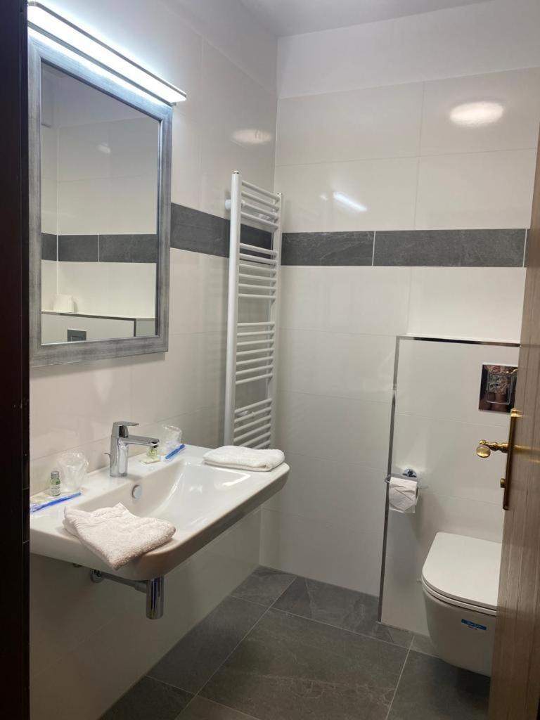 Single Room with Private Bathroom photo 2