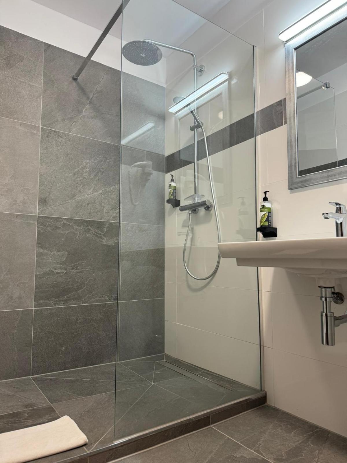 Standard Double Room - Photo 5