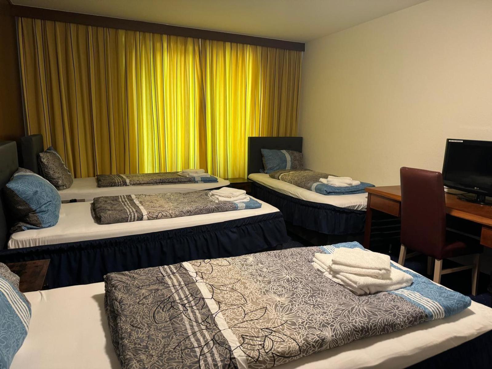 Quadruple Room with Private Bathroom - Photo 3