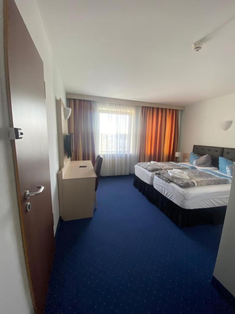 Small Double Room - Photo 4