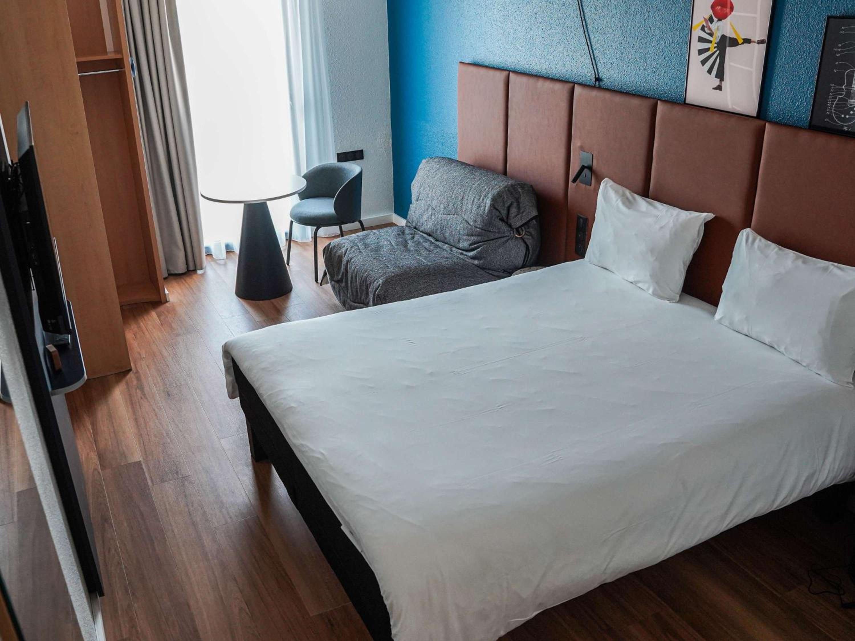 Double Room with Single Sofa Bed - Photo 1