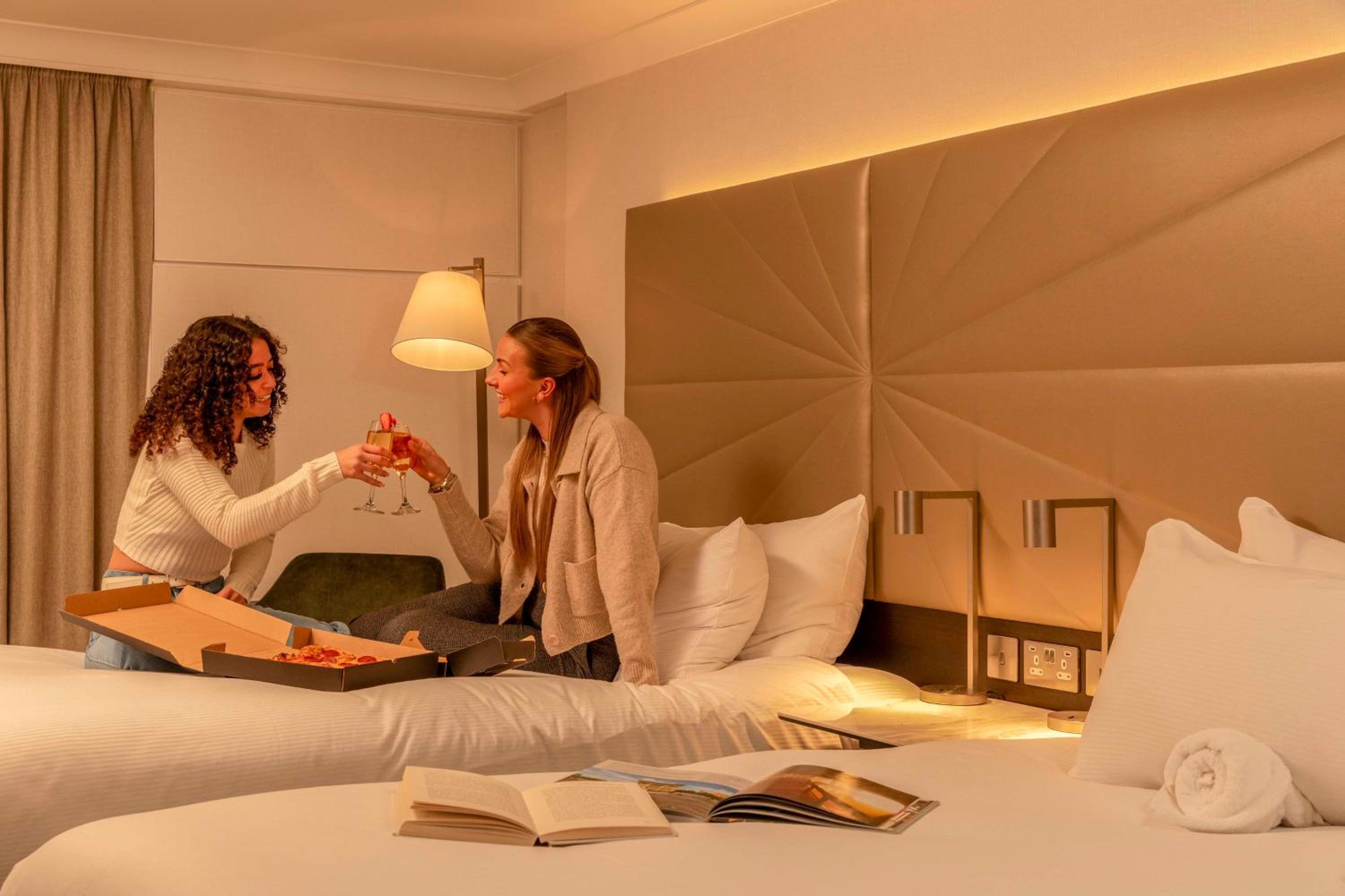 Deluxe Hilton Twin Room - Photo 7