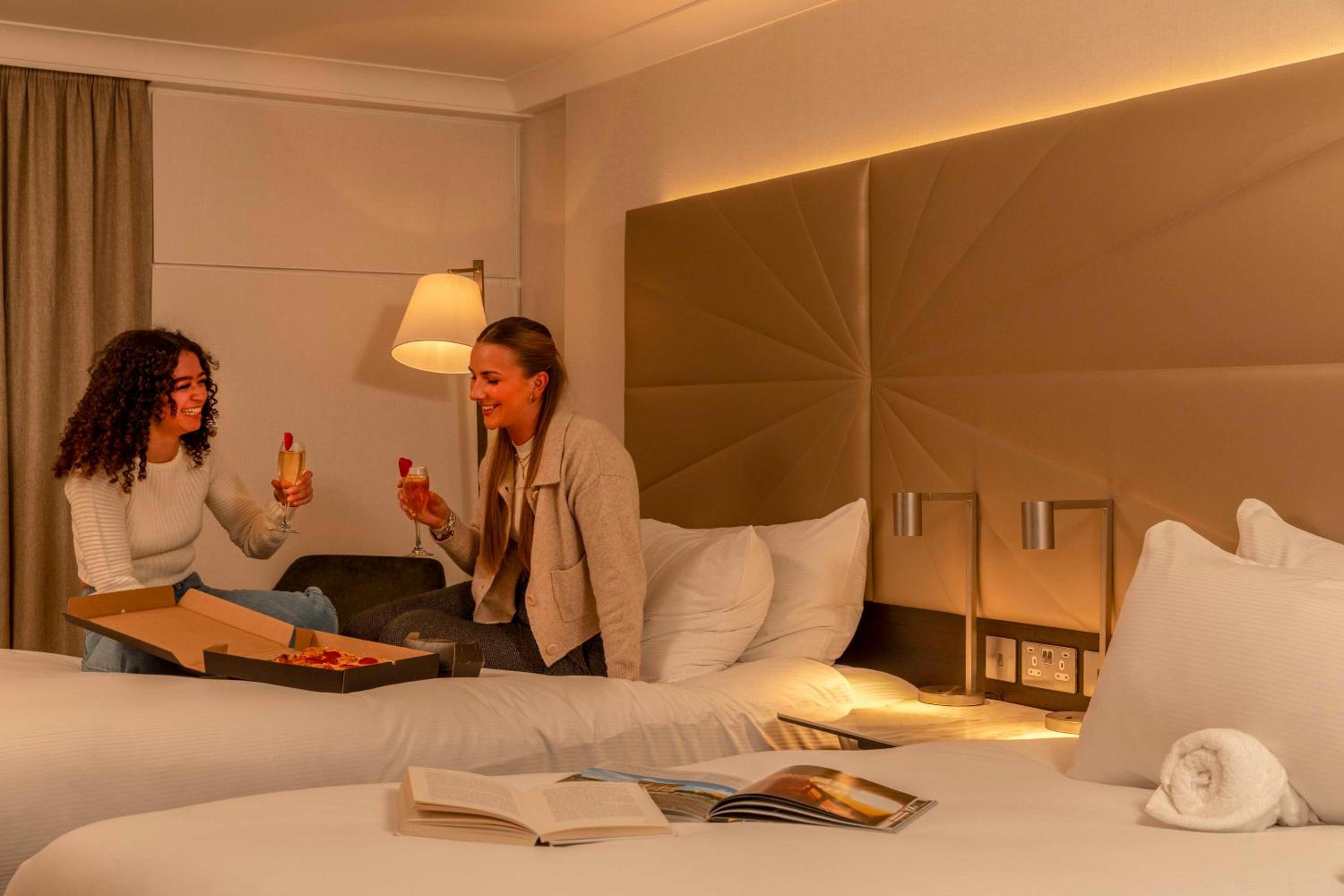 Deluxe Hilton Twin Room - Photo 9