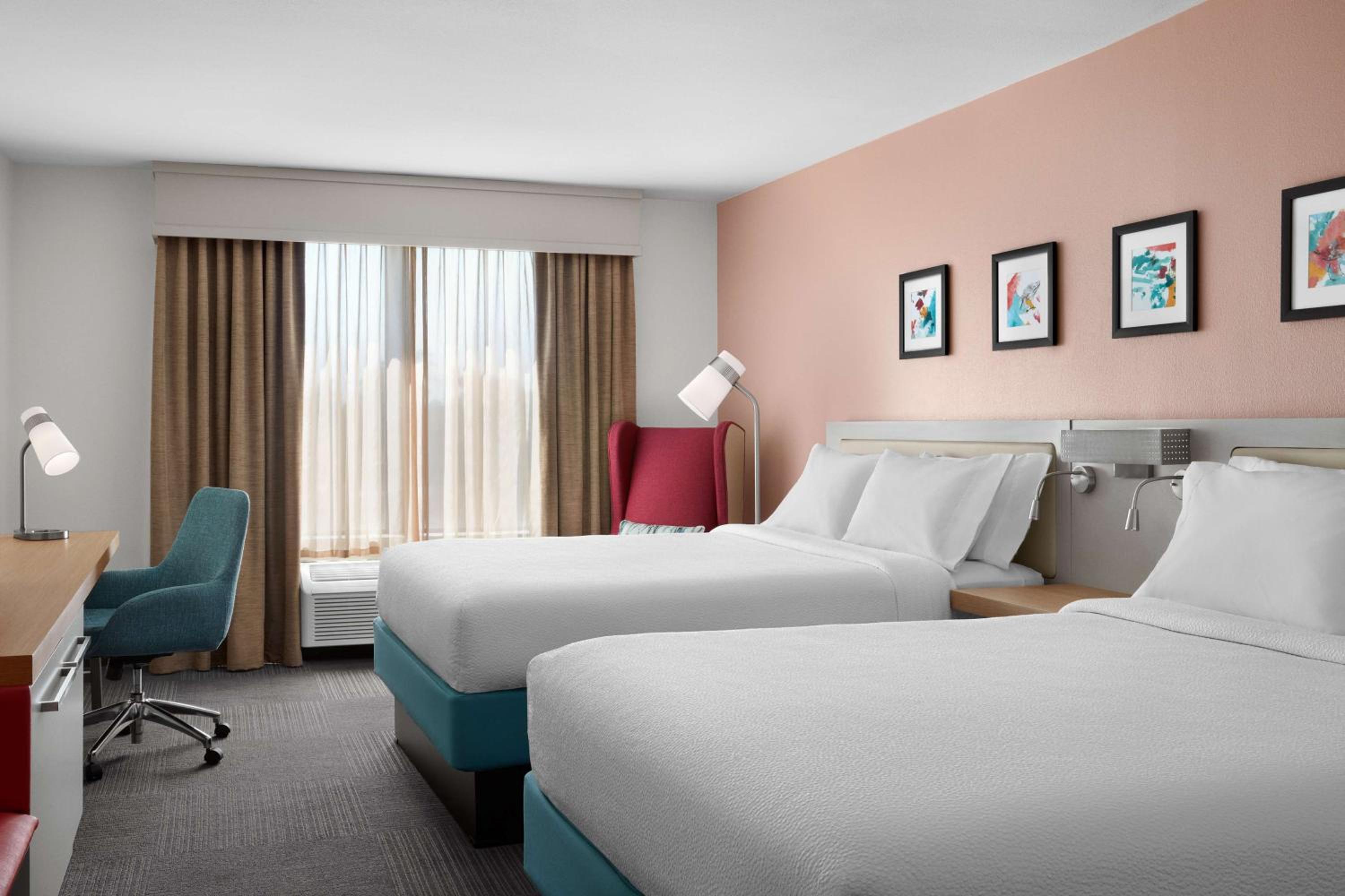 Queen Room with Two Queen Beds - Photo 3