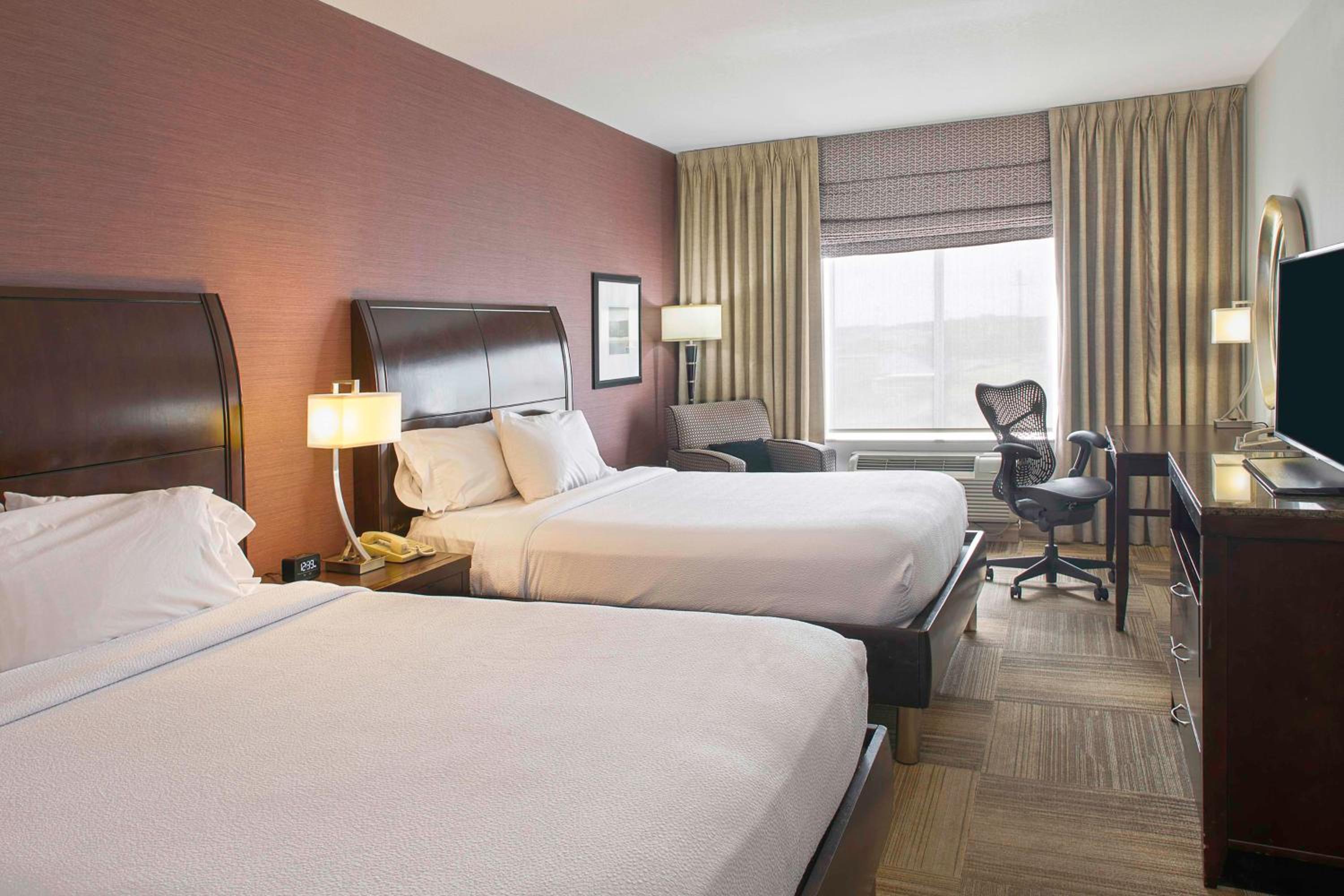 Queen Room with Two Queen Beds - Photo 5