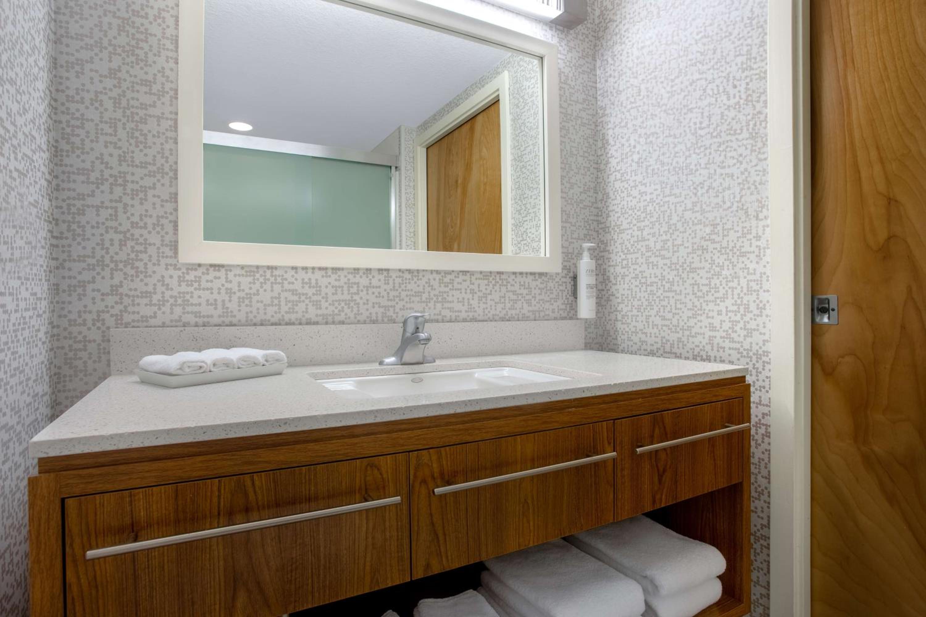 Queen Studio with Two Queen Beds - Non-Smoking - Photo 4