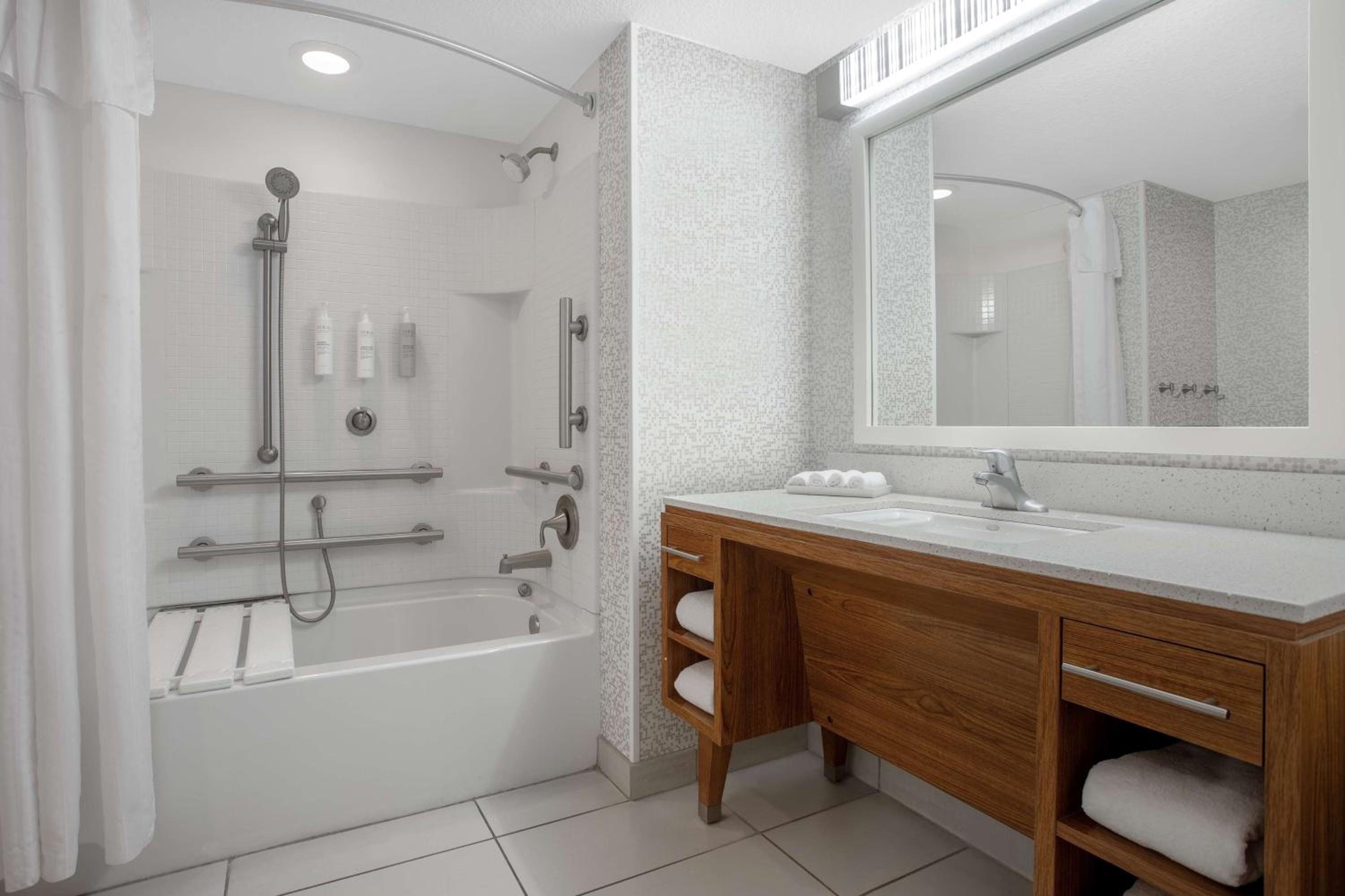 Studio with Two Queen Beds and Accessible Tub - Mobility Access/Non-Smoking - Photo 11
