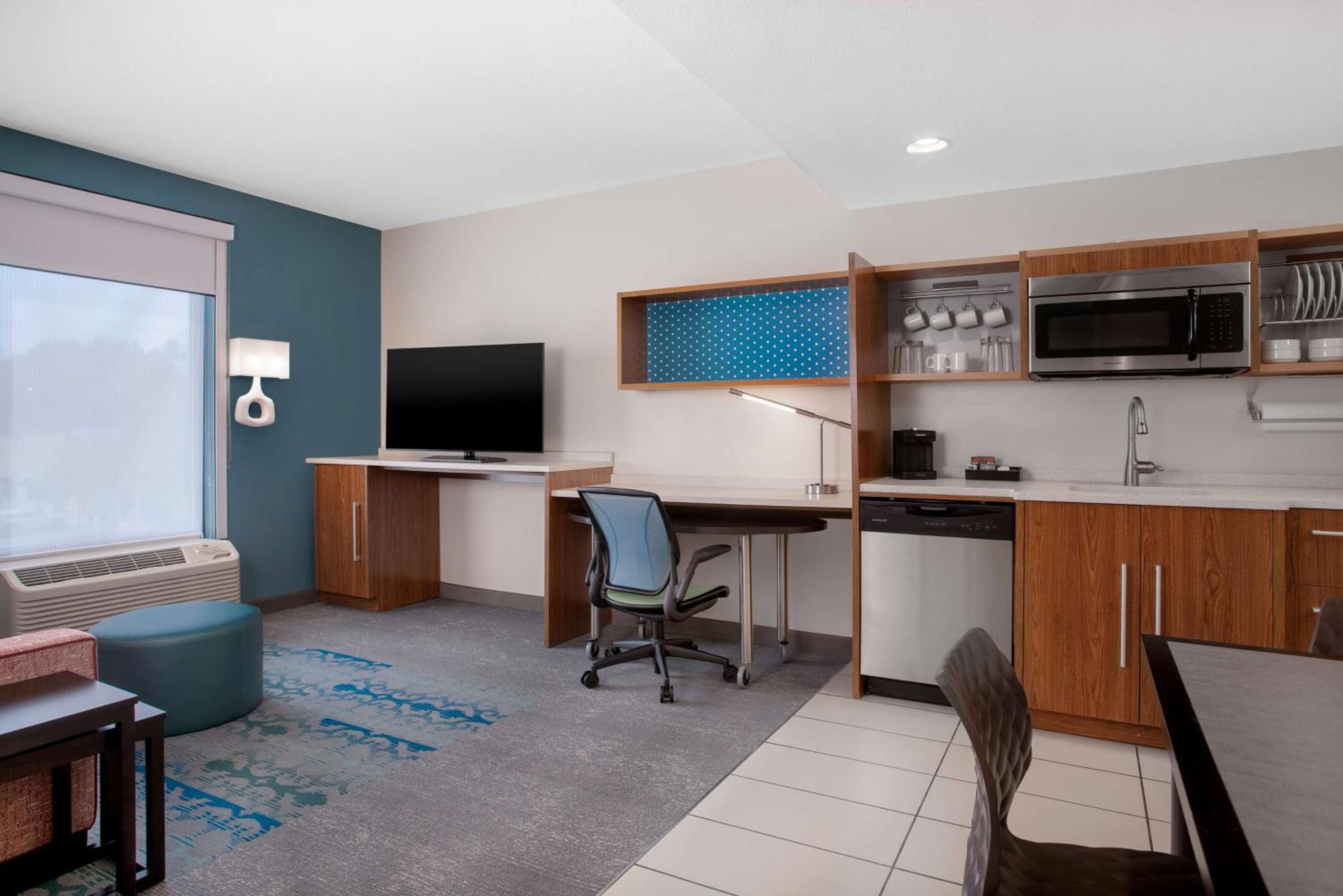 One-Bedroom Queen Suite - Non-Smoking - Photo 4