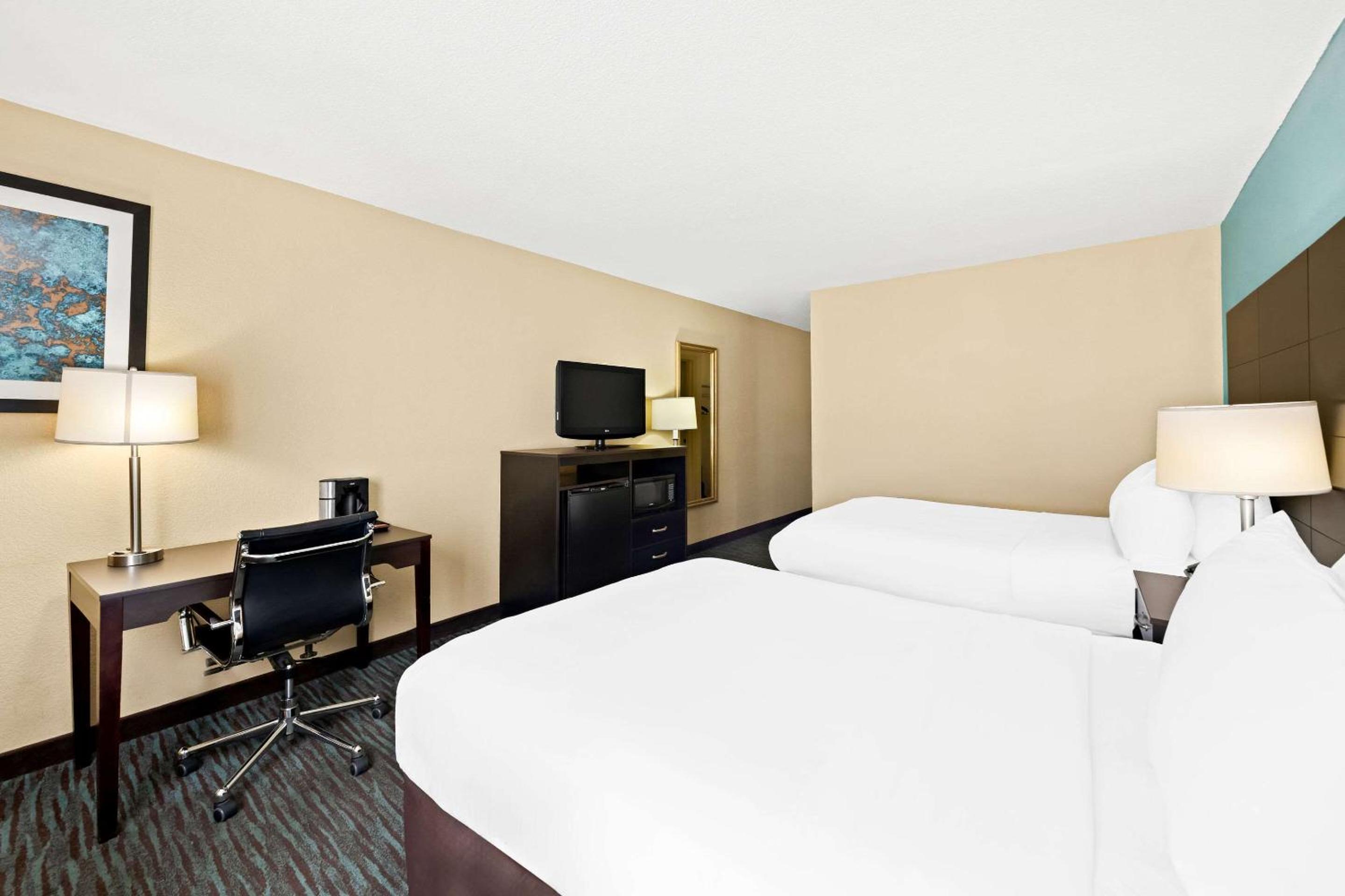 Double Room with Two Double Beds - Non-Smoking - Photo 2