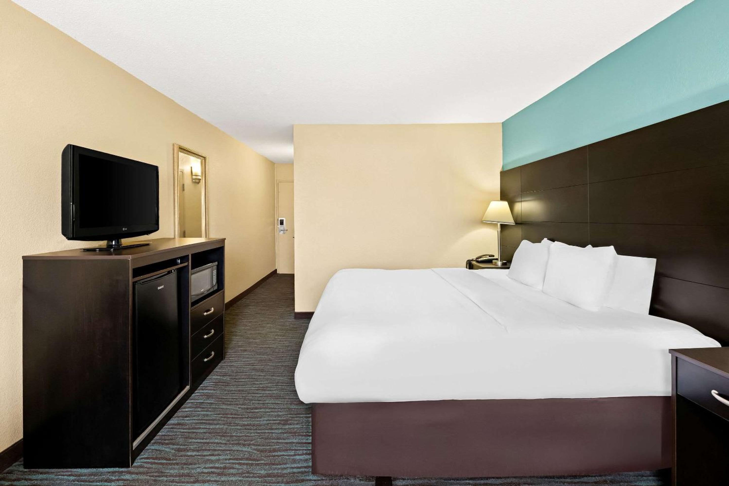 King Room with Sofa Bed - Disability Access/Non-Smoking - Photo 6