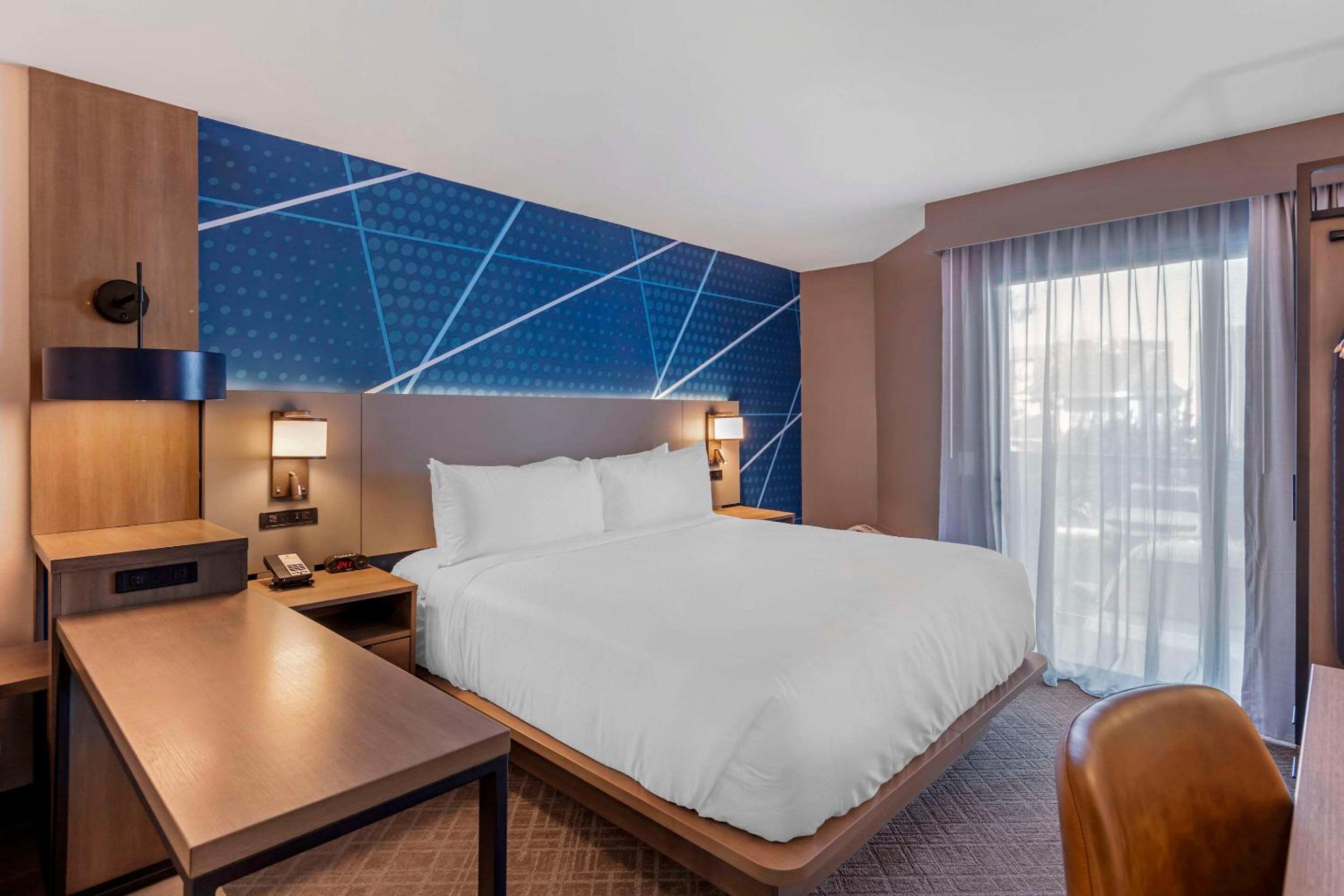 Standard Room, 1 King Bed Accessible, Non Smoking, Balcony - Photo 1