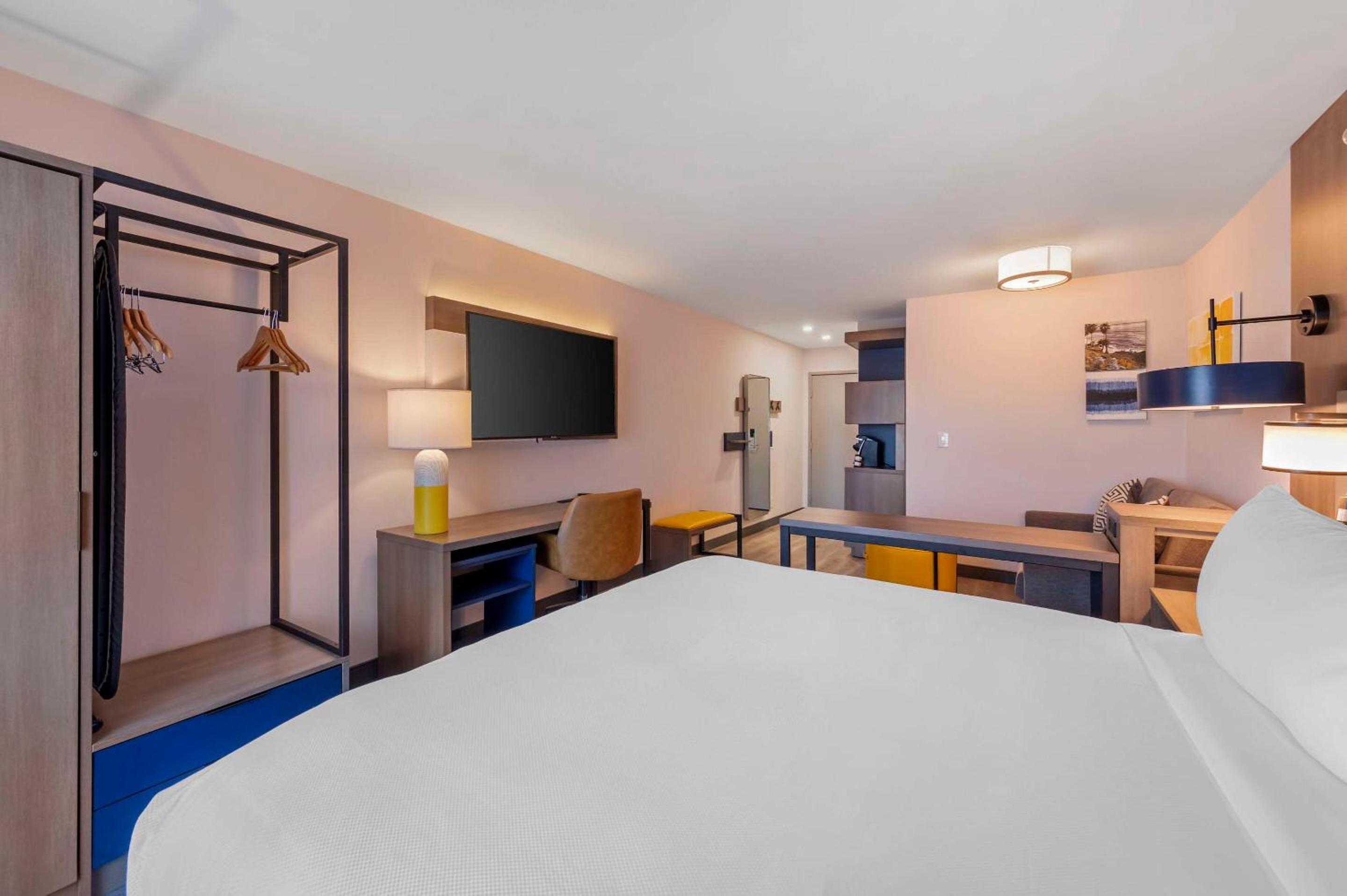 Standard Room, 1 King Bed Accessible, Non Smoking, Balcony - Photo 5