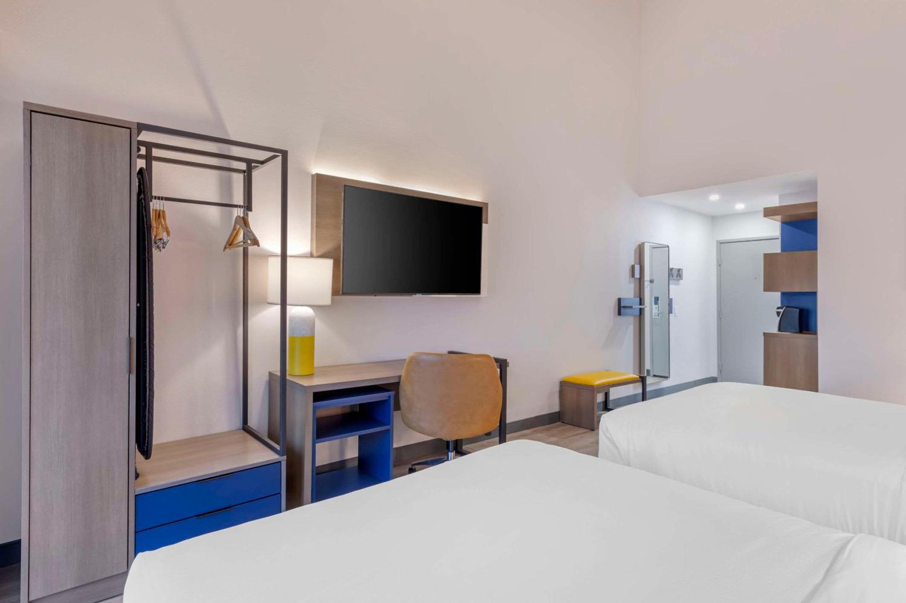 Standard Room, 2 Queen Beds, Non Smoking, Balcony - Photo 8