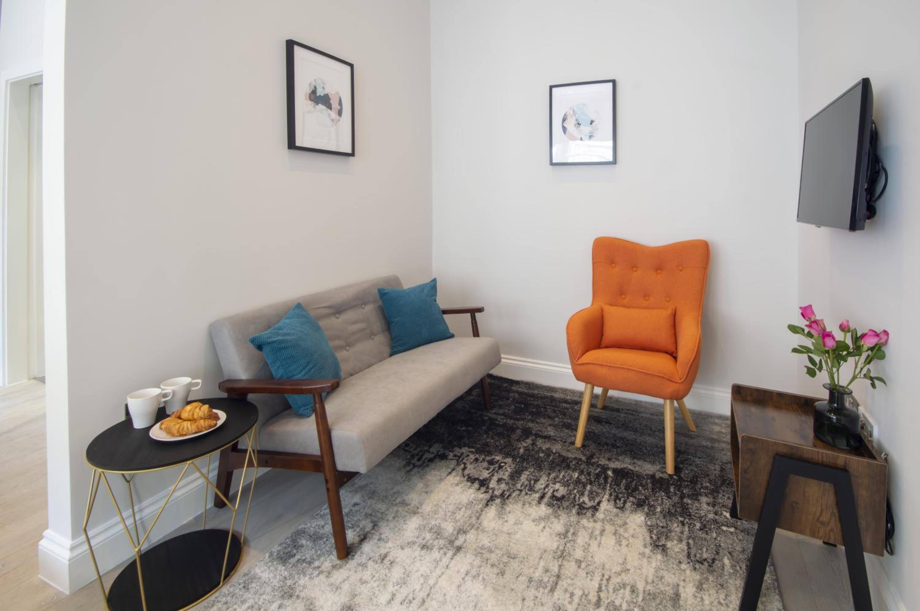 One-Bedroom Apartment photo 2