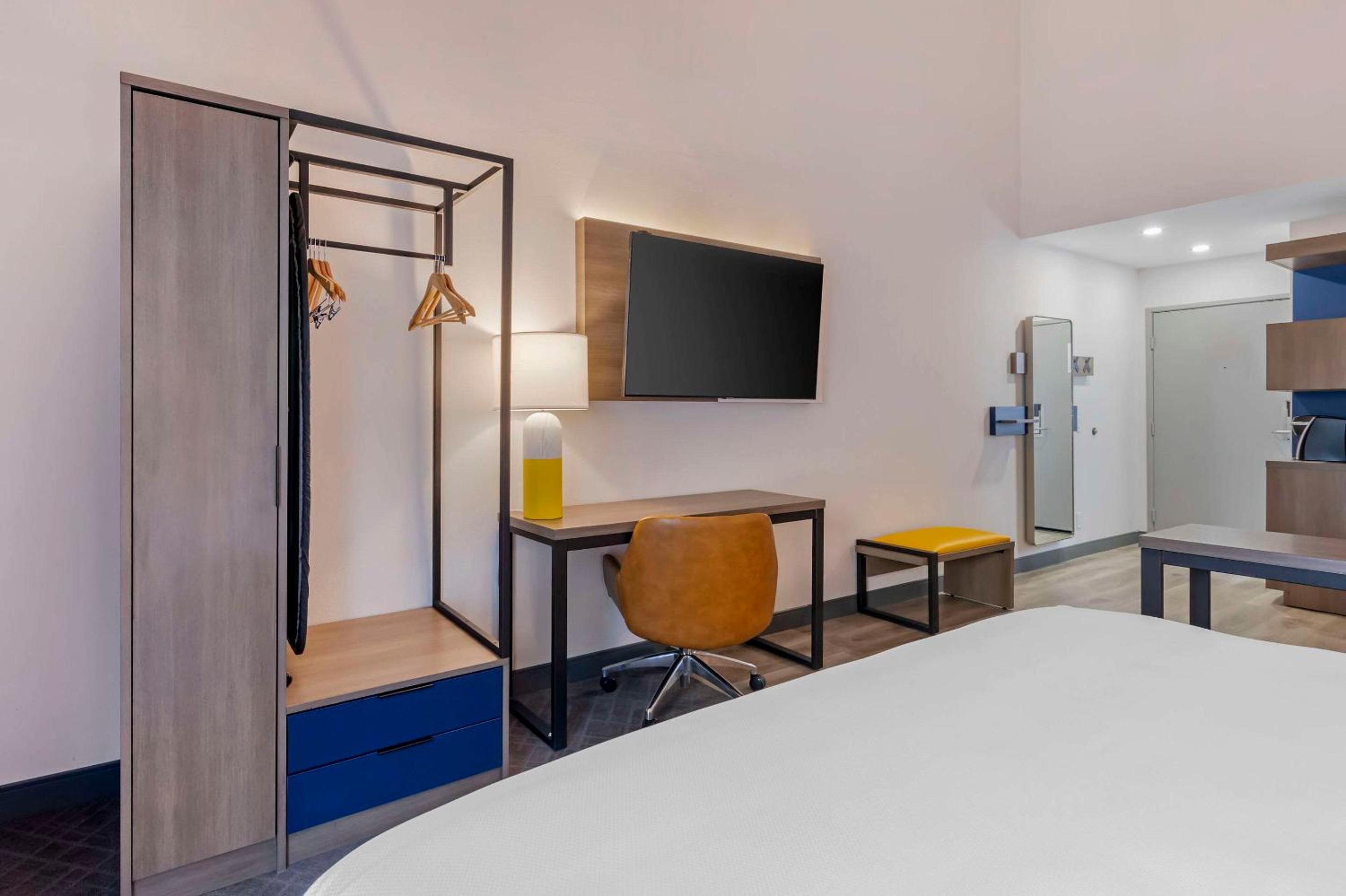 Suite, 1 King Bed with Sofa Bed, Non Smoking, Balcony - Photo 1