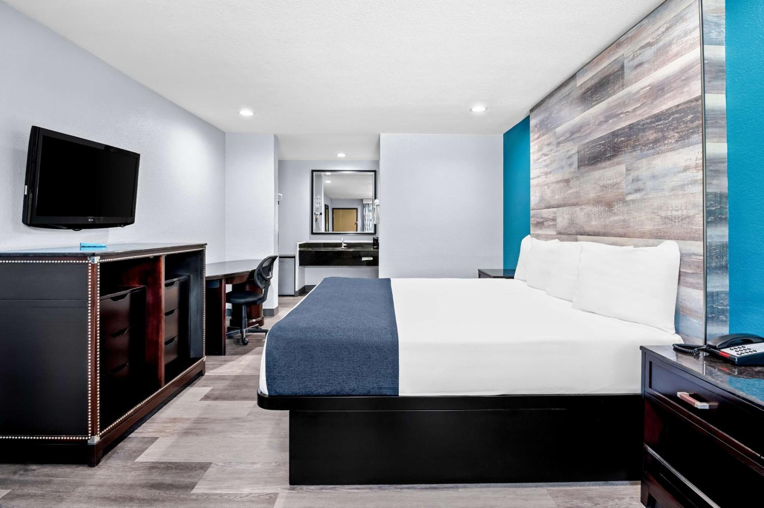 King Room - Non-Smoking - Photo 1