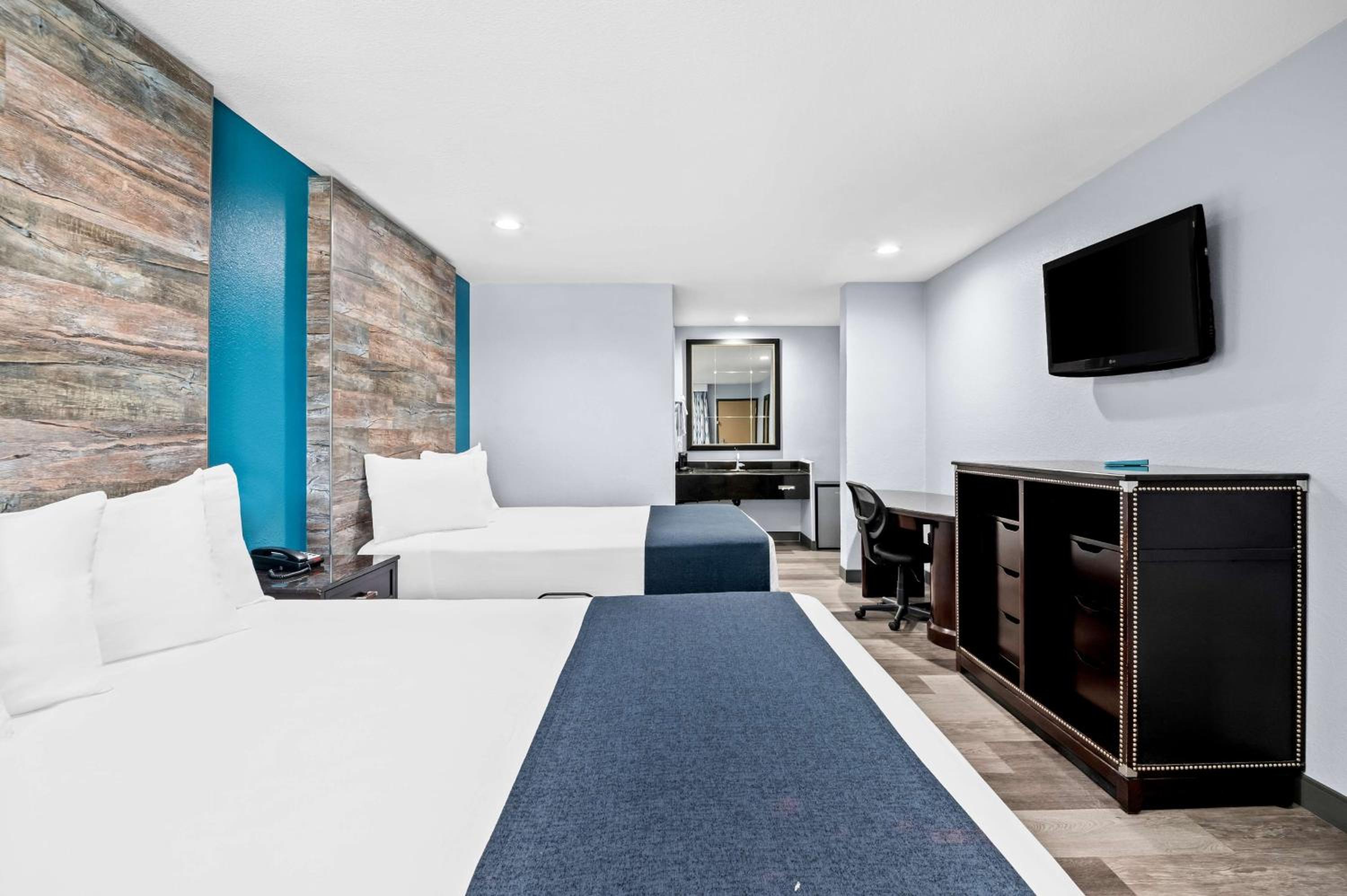 Queen Room with Two Queen Beds - Non-Smoking - Photo 4