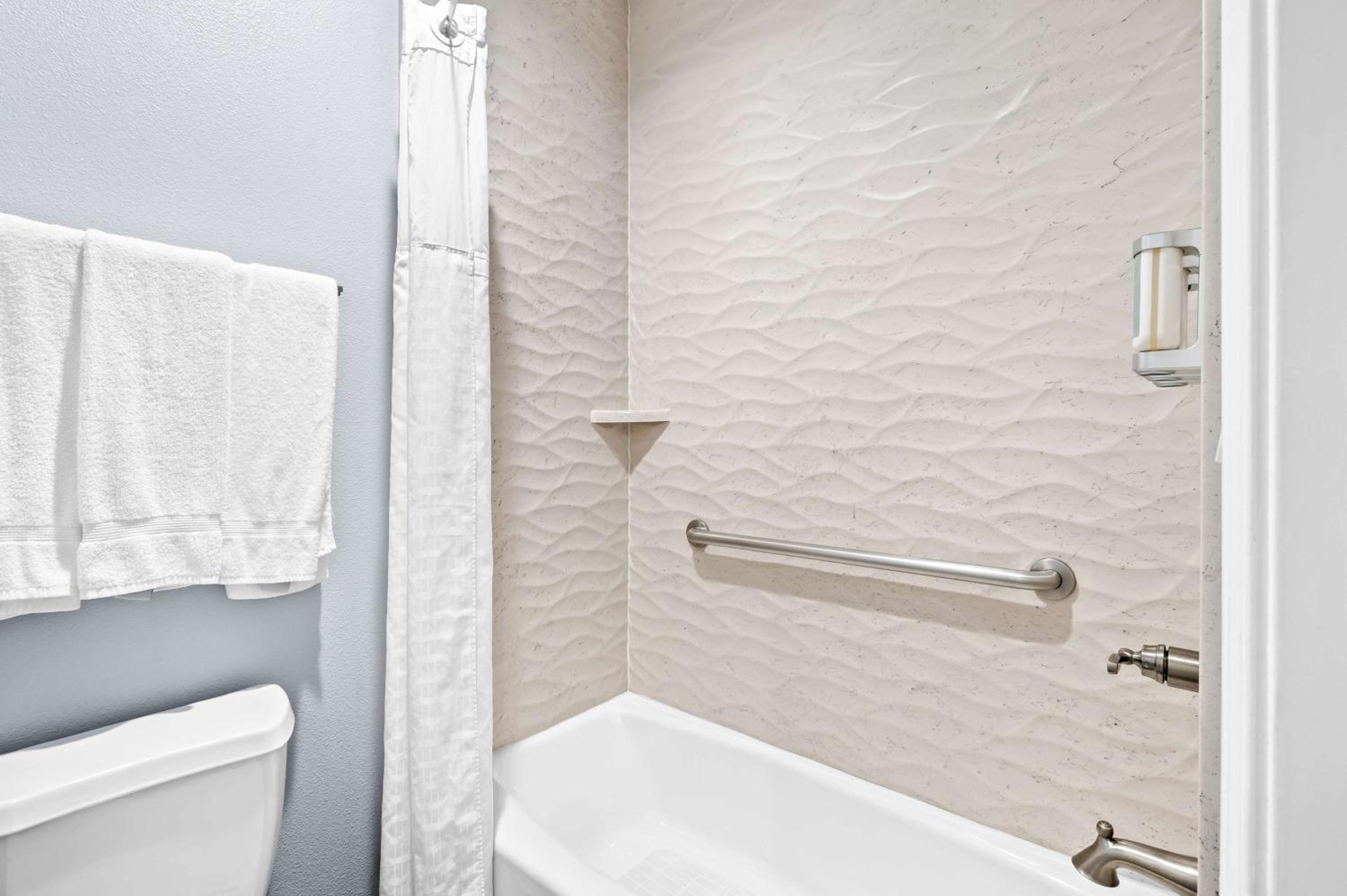 King Room - Non-Smoking - Photo 3