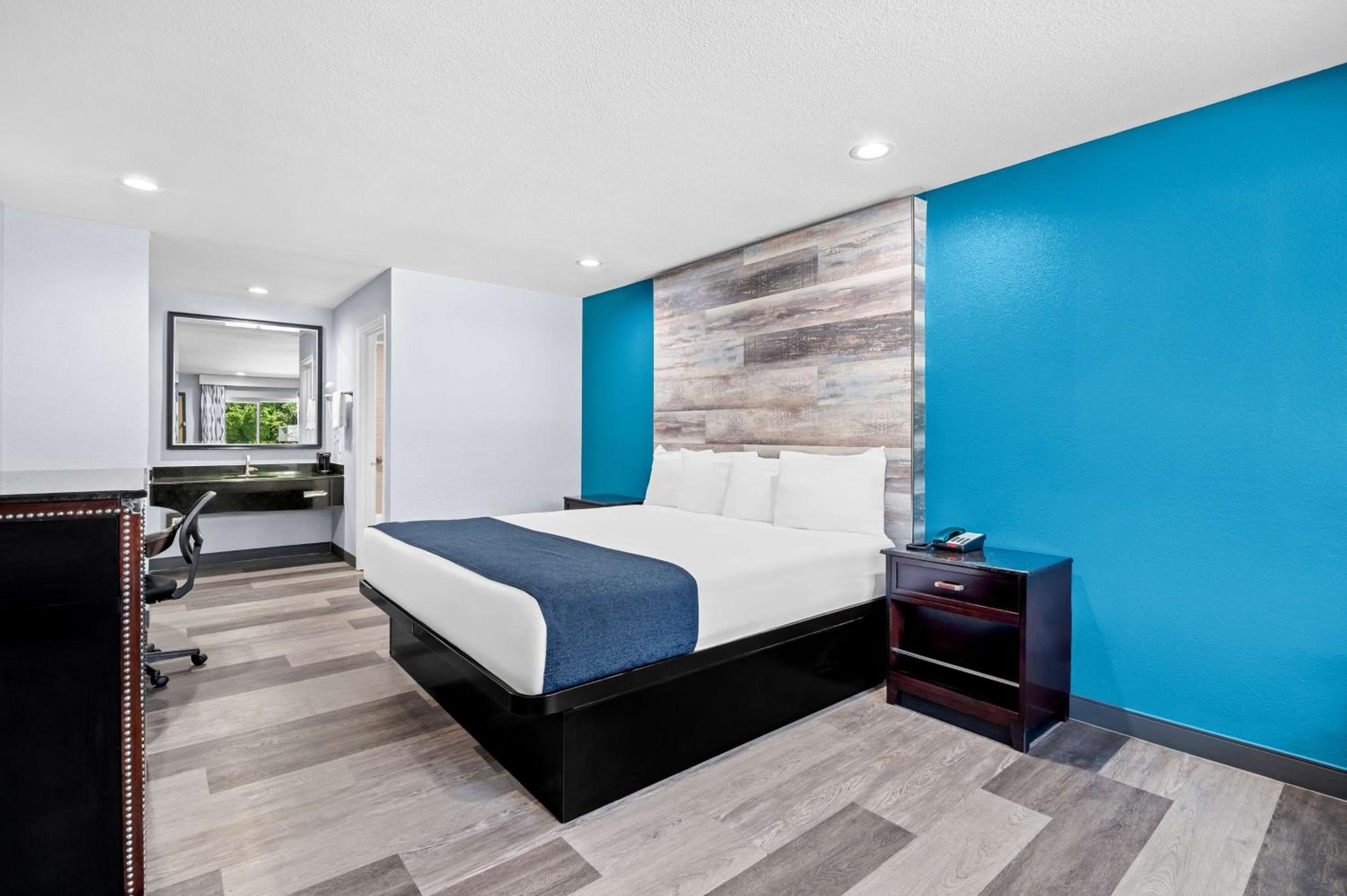 King Room - Non-Smoking - Photo 8