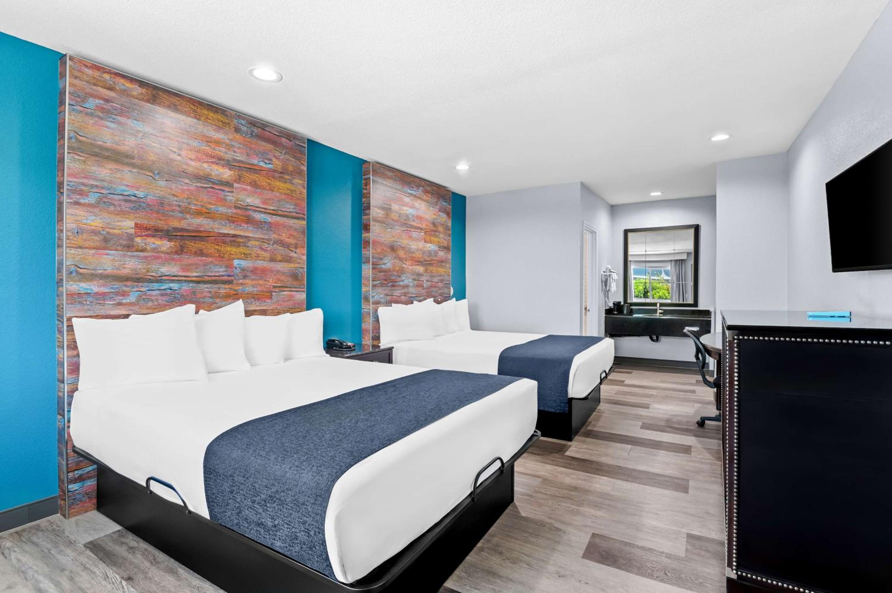 Queen Room with Two Queen Beds - Non-Smoking - Photo 1