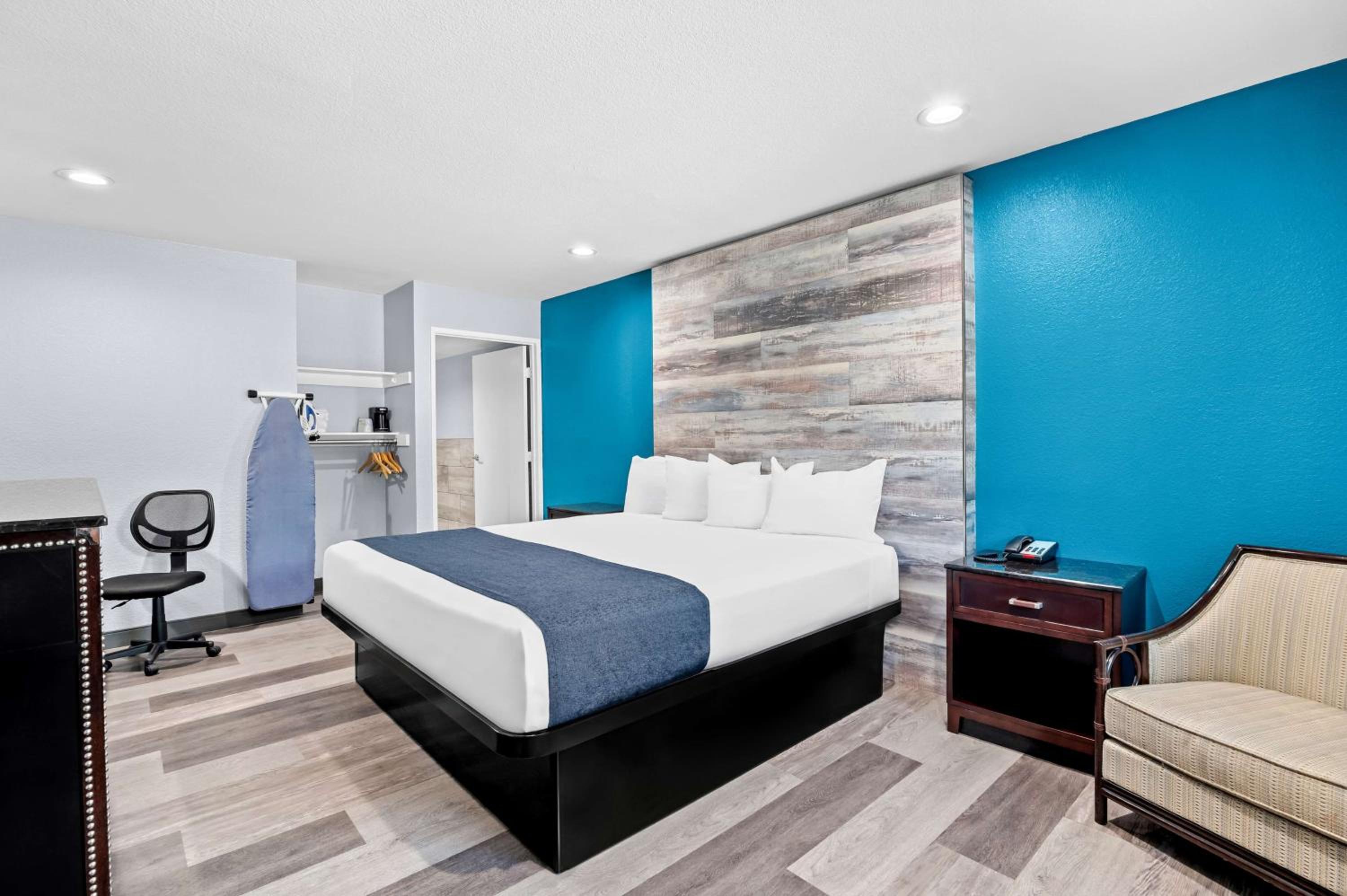 King Room with Roll In Shower - Disability Access/Non-Smoking photo 3