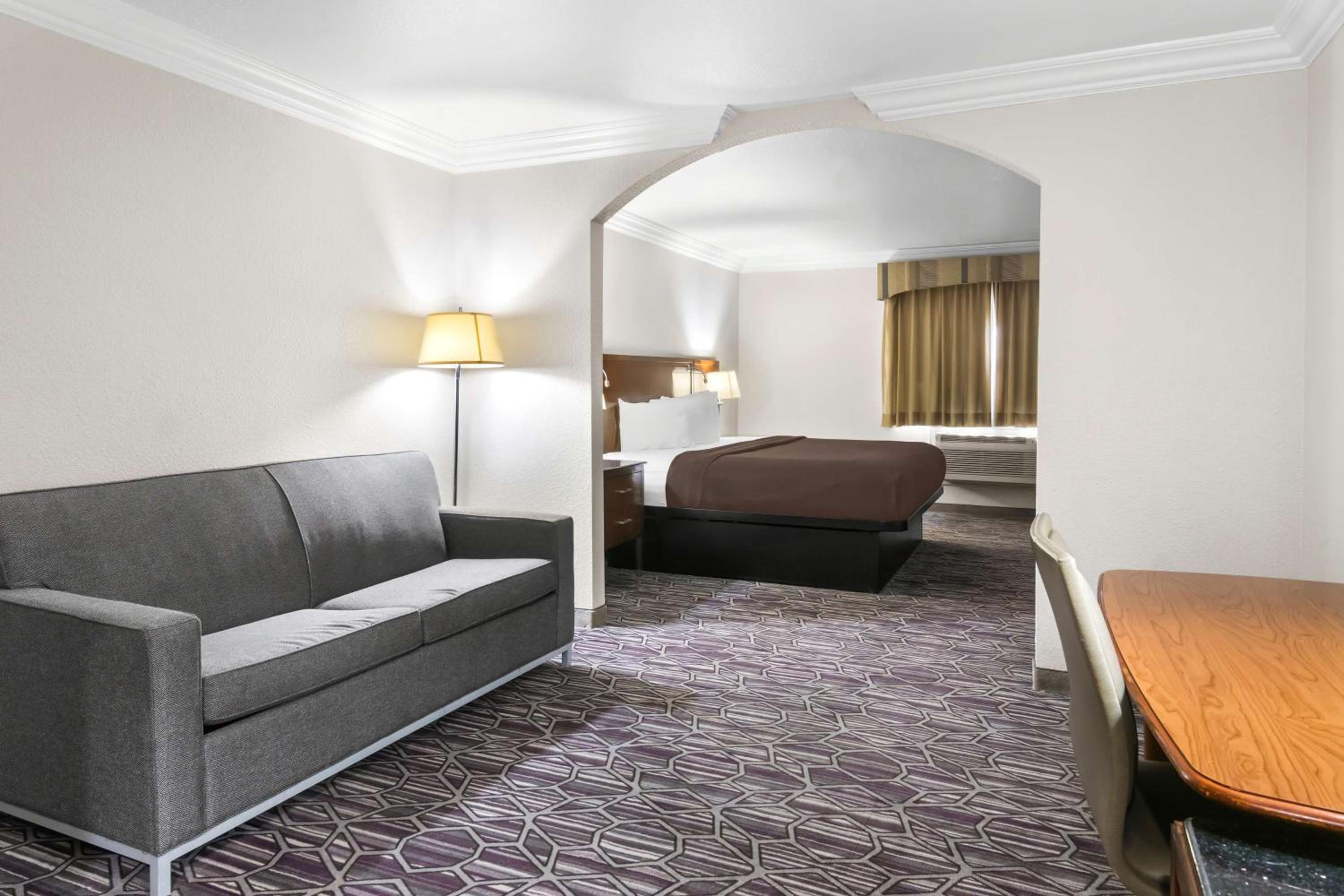King Suite with Bath Tub and Sofa Bed - Disability/Non-Smoking photo 1