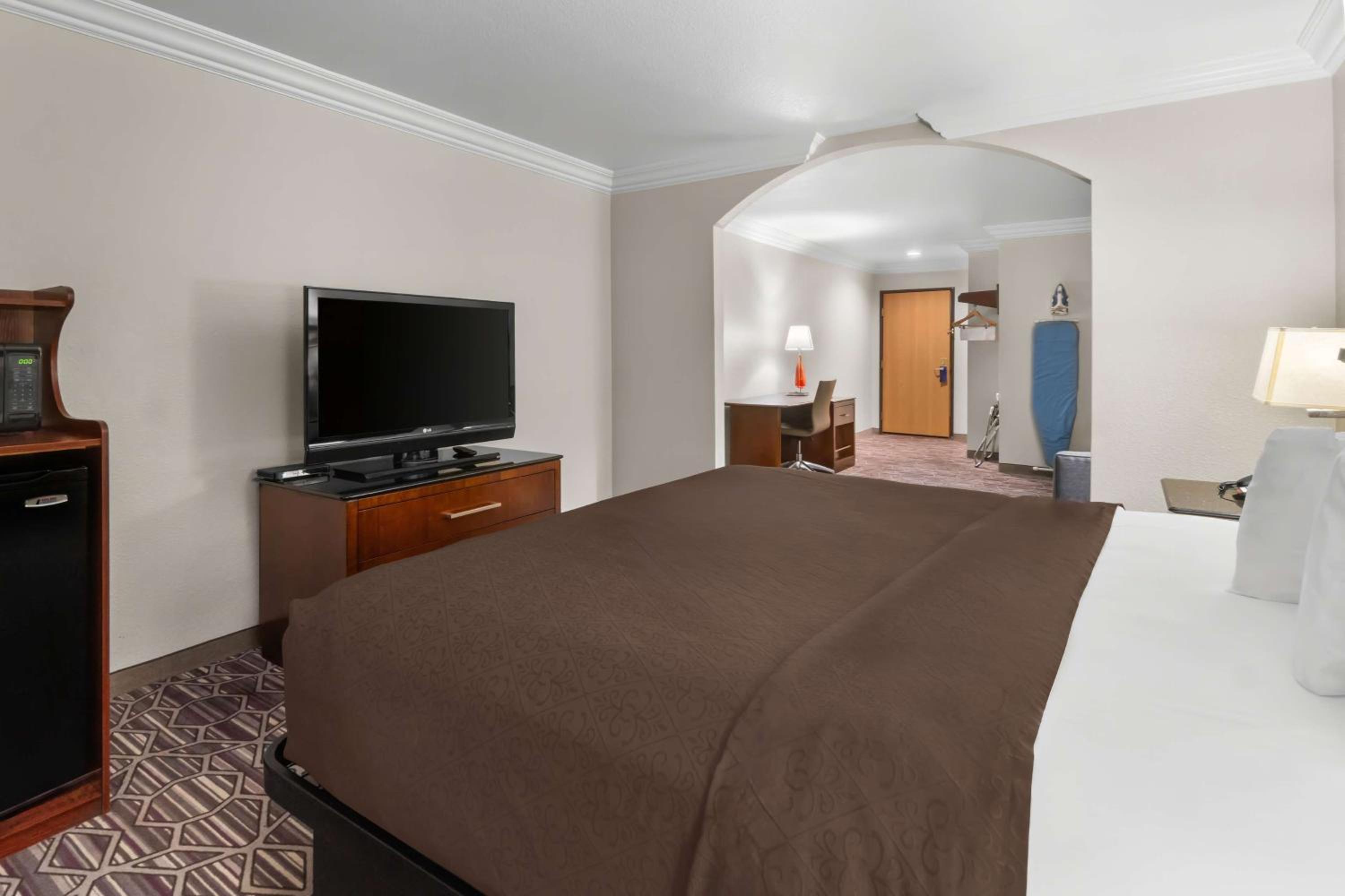 King Suite with Bath Tub and Sofa Bed - Disability/Non-Smoking photo 2