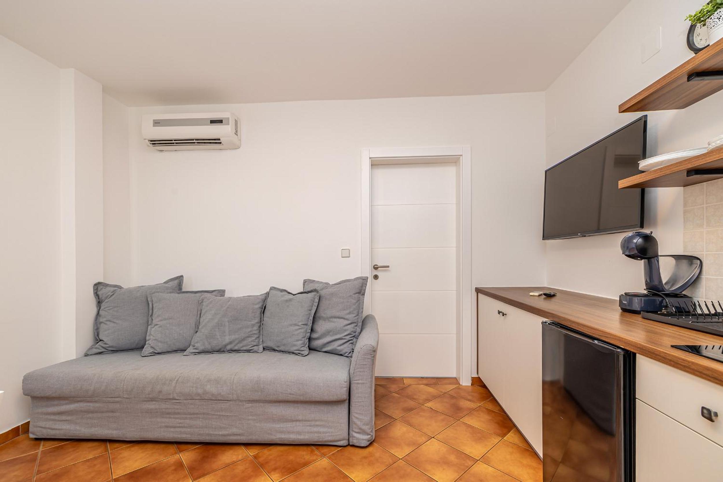 One-Bedroom Apartment with Sea View photo 1