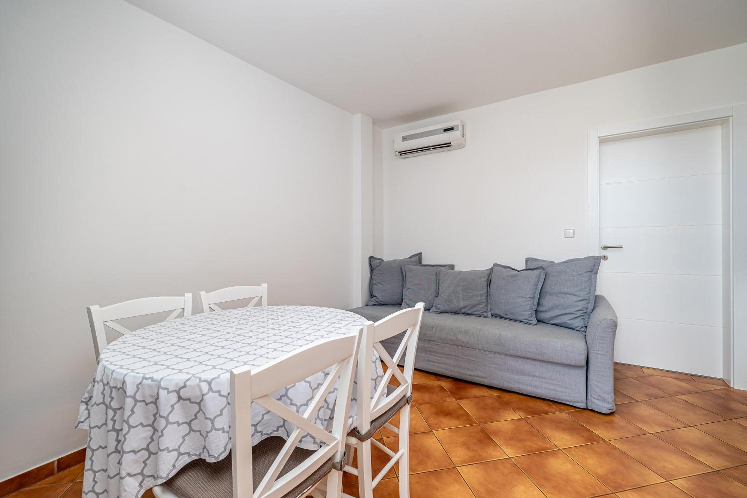 One-Bedroom Apartment with Sea View photo 3