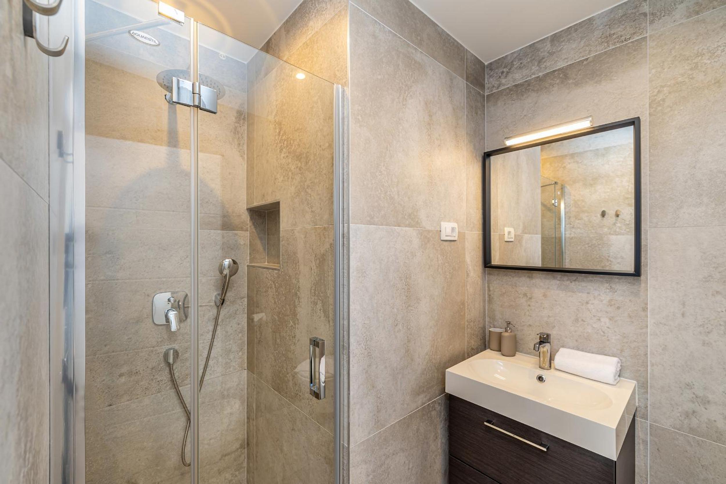 Two-Bedroom Apartment with Sea View - Photo 5