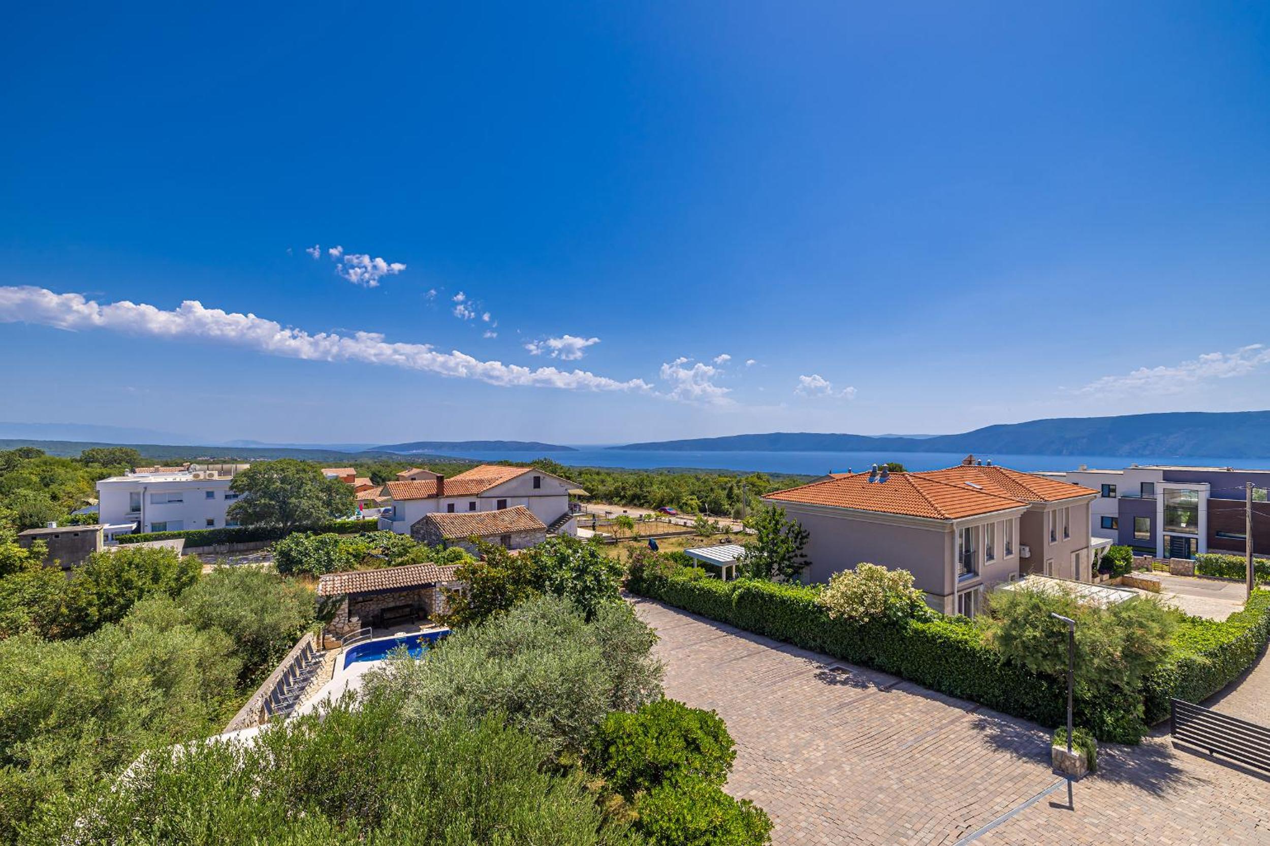 Two-Bedroom Apartment with Sea View - Photo 6