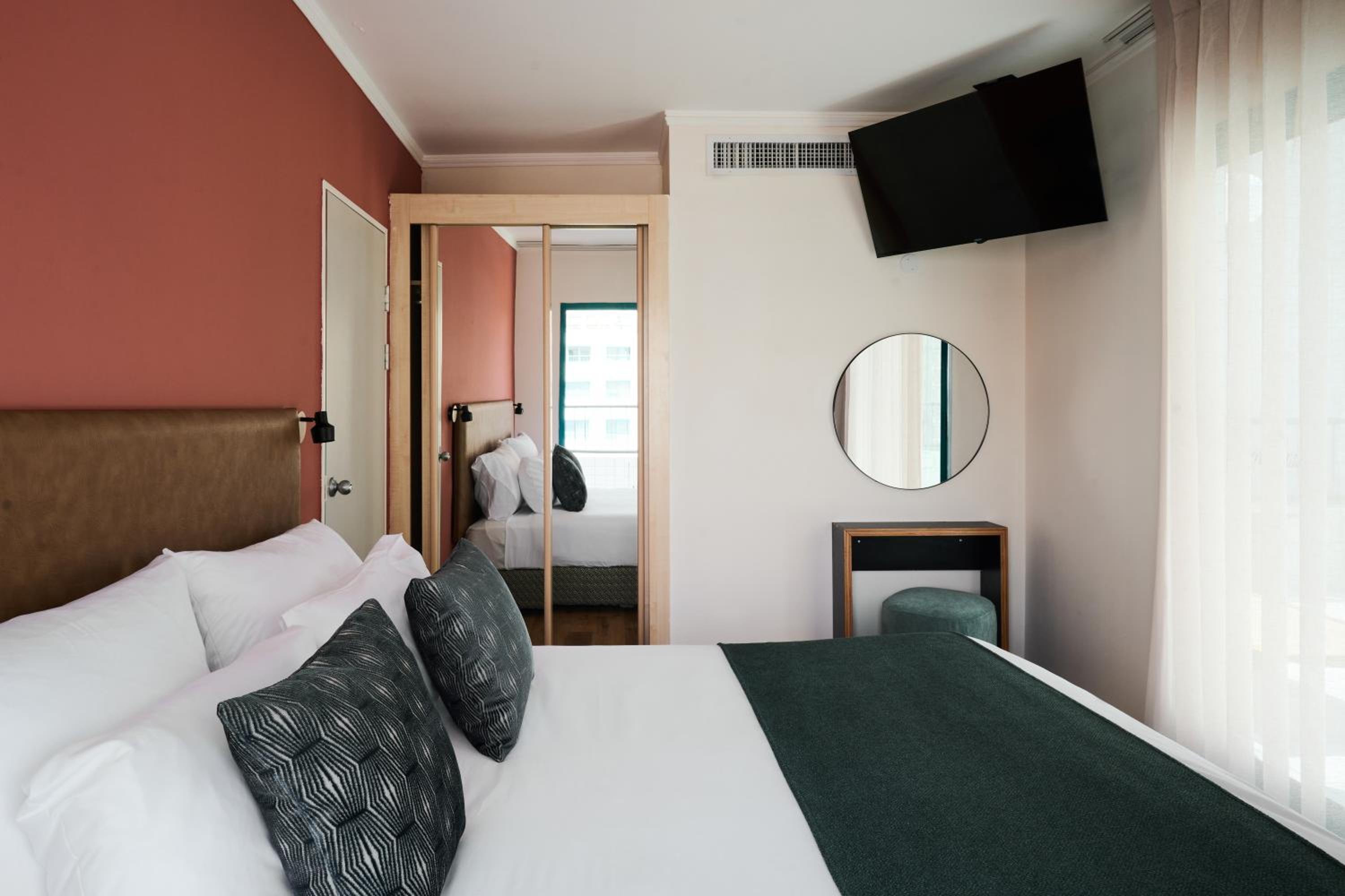 One-Bedroom Suite with Balcony and Pool View - Photo 4