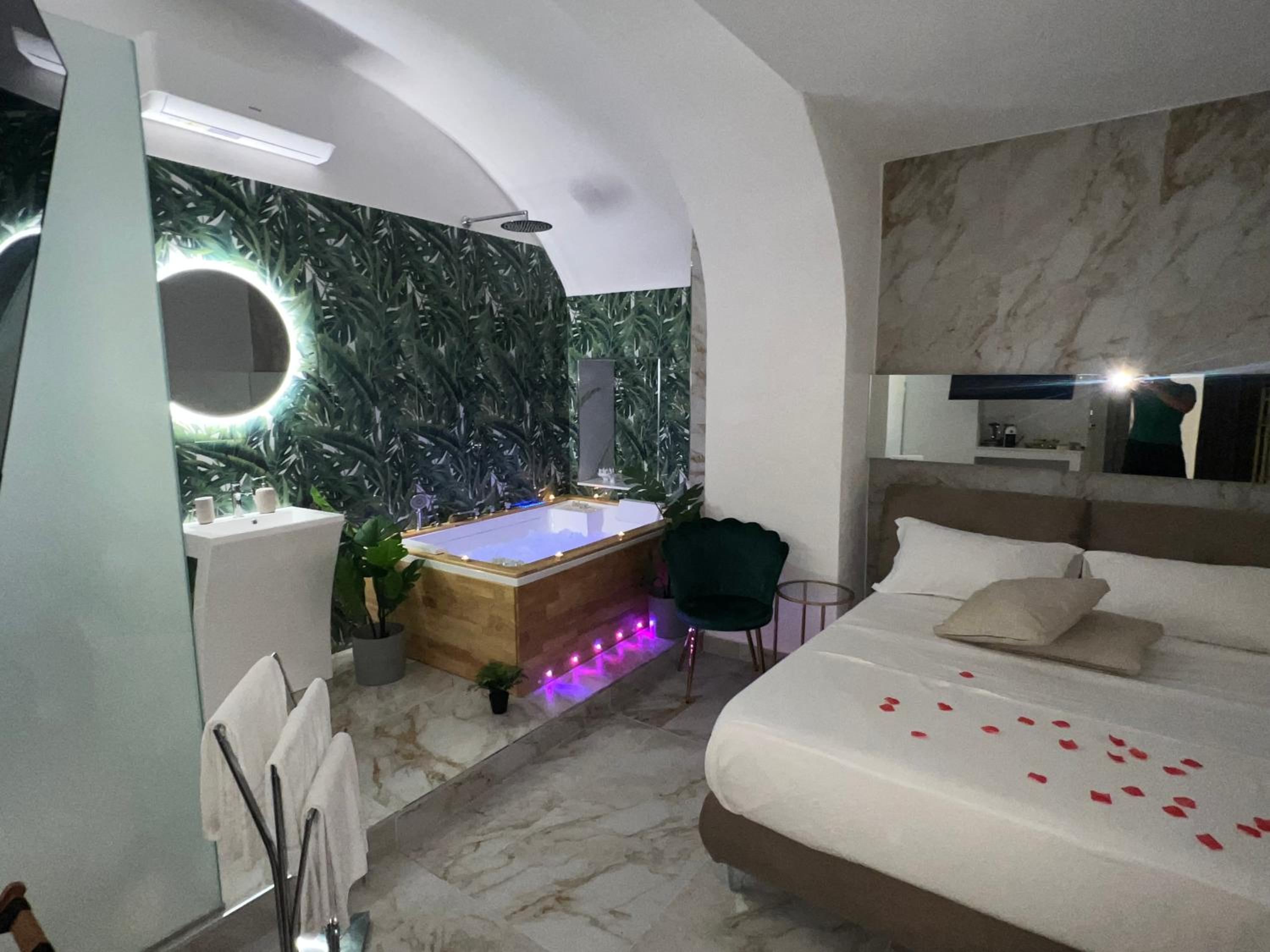 Deluxe King Room - Photo 7