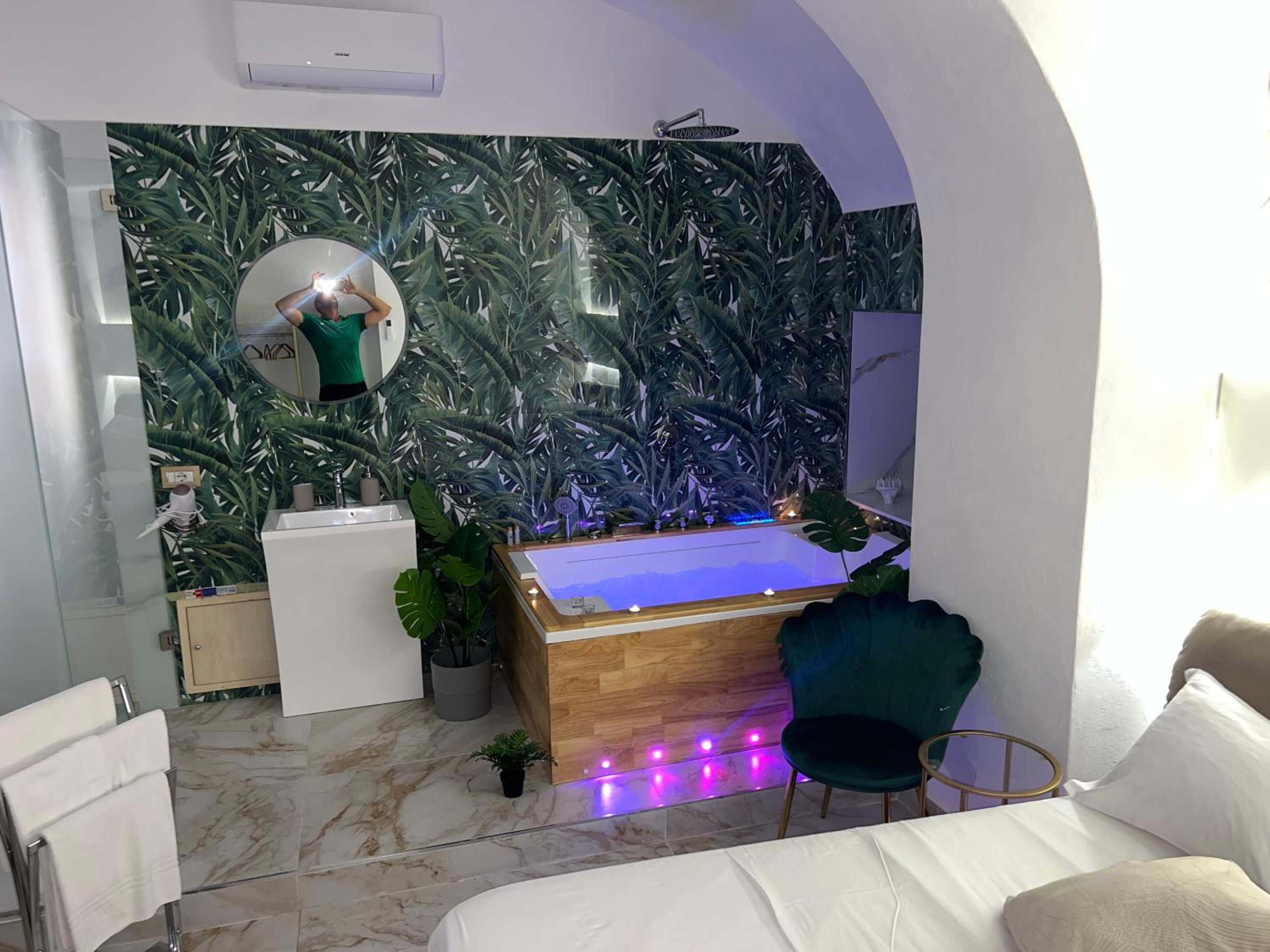 Deluxe King Room - Photo 8