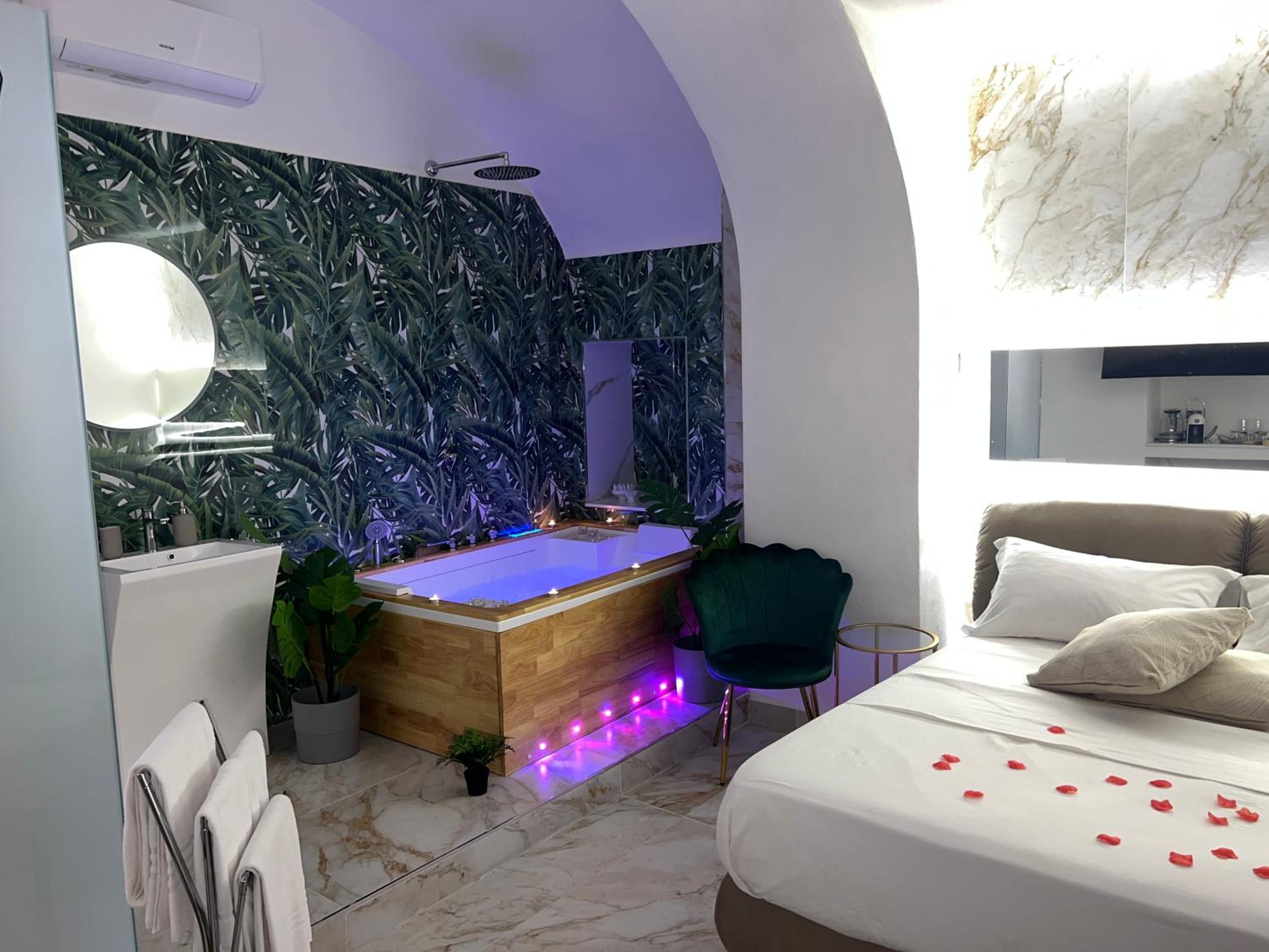 Deluxe King Room - Photo 9