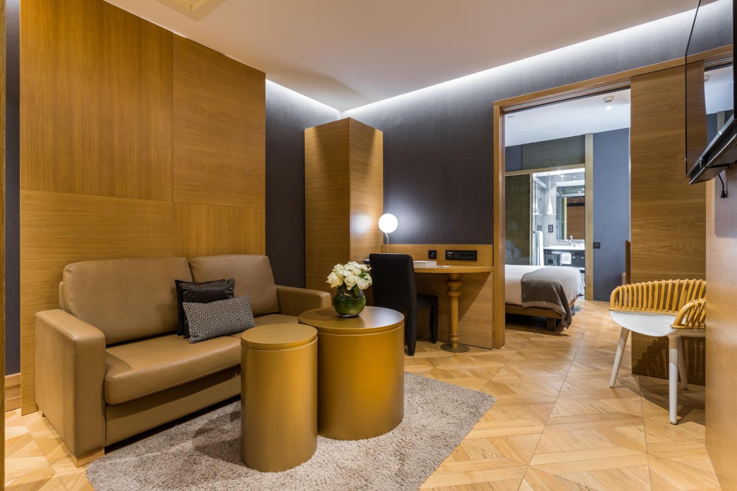 Family Room thumbnail 6