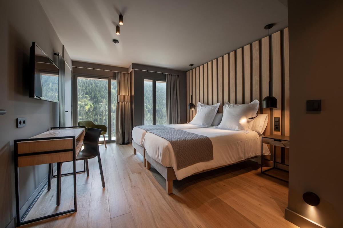 Double or Twin Room with Mountain View