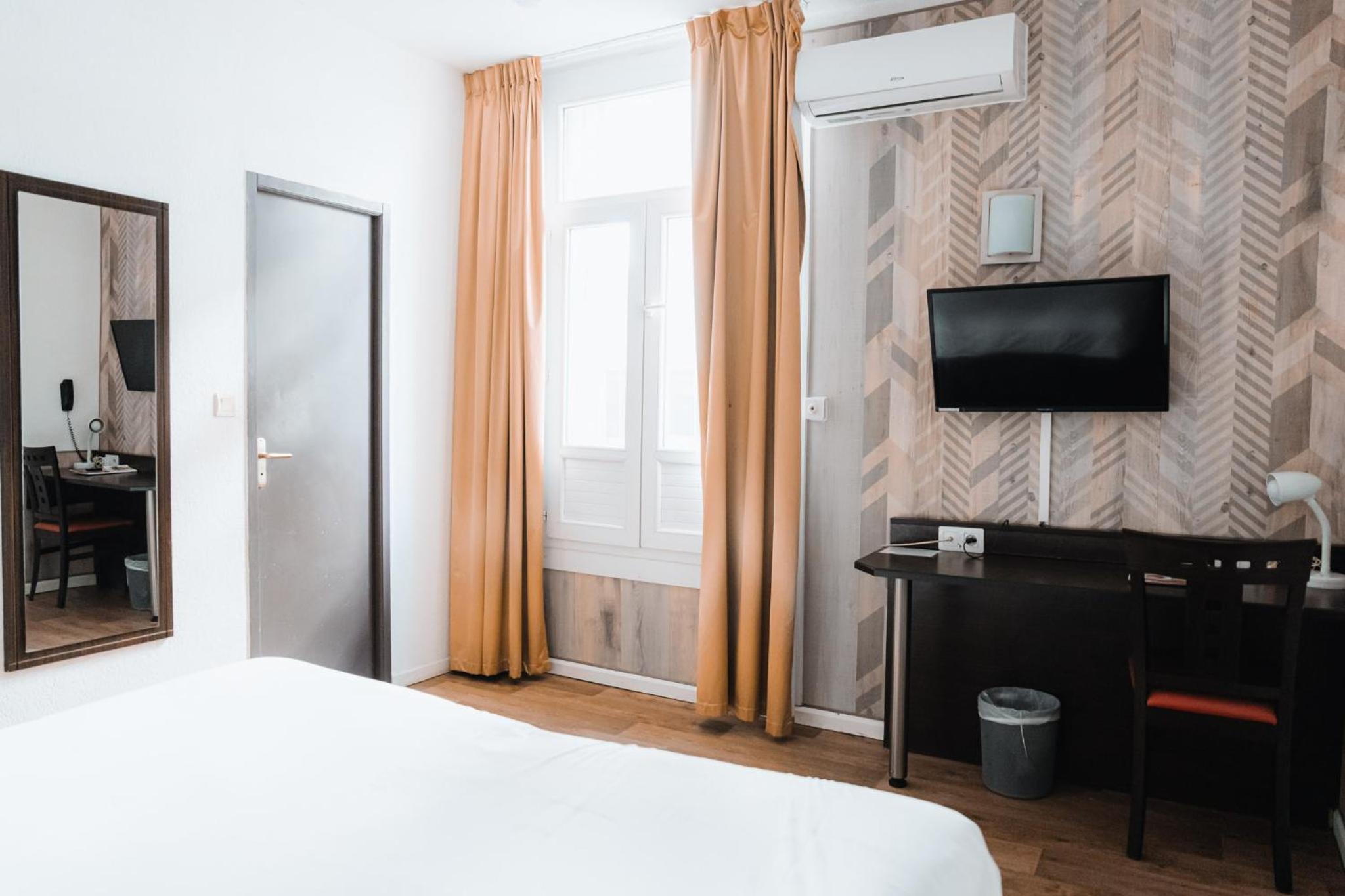 Double Room - Photo 16