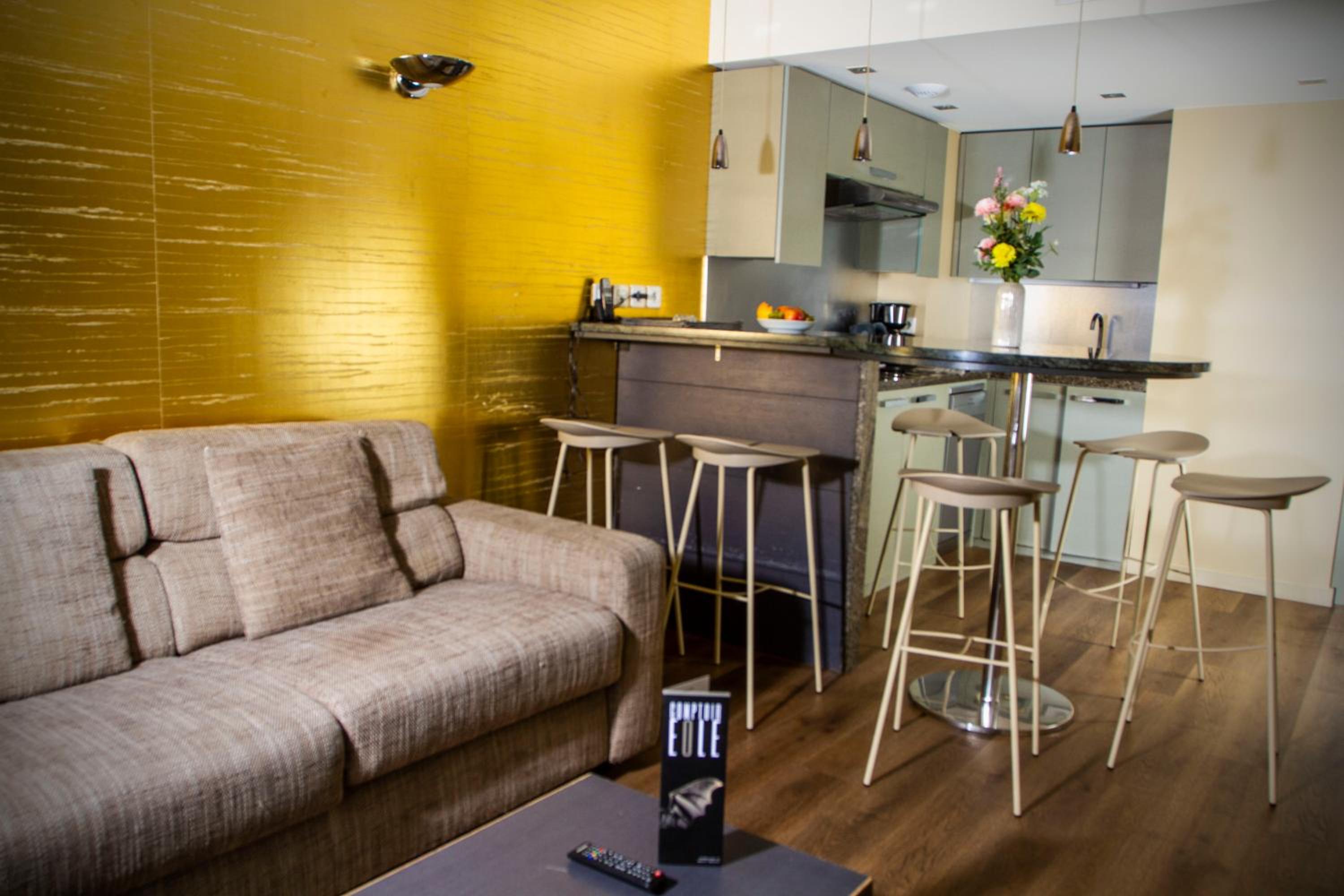 One-Bedroom and Living Room with a Sofa Bed Apartment  - Photo 3