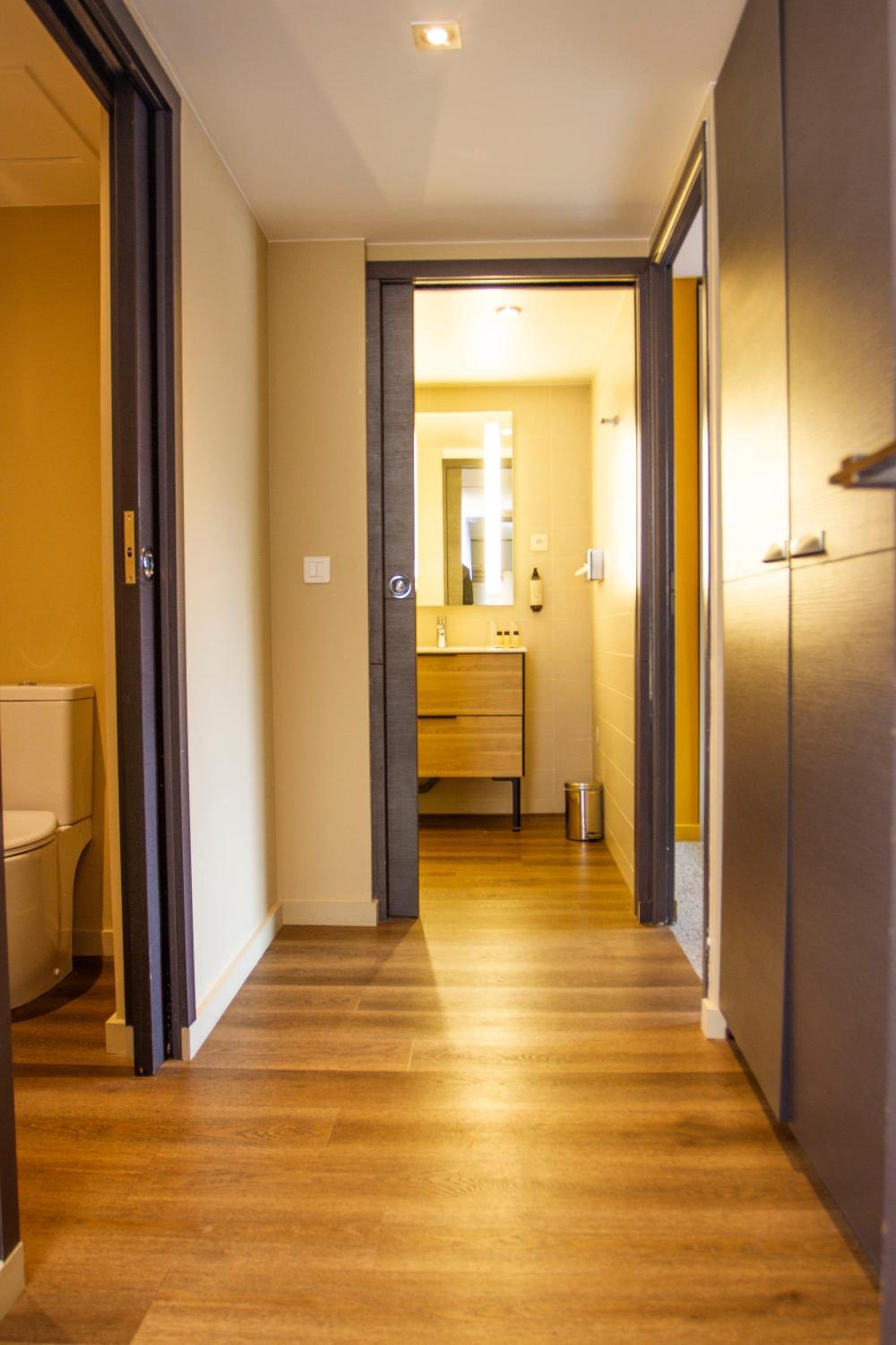 Two-Bedroom and Living Room with Sofa bed Apartment  - Photo 2