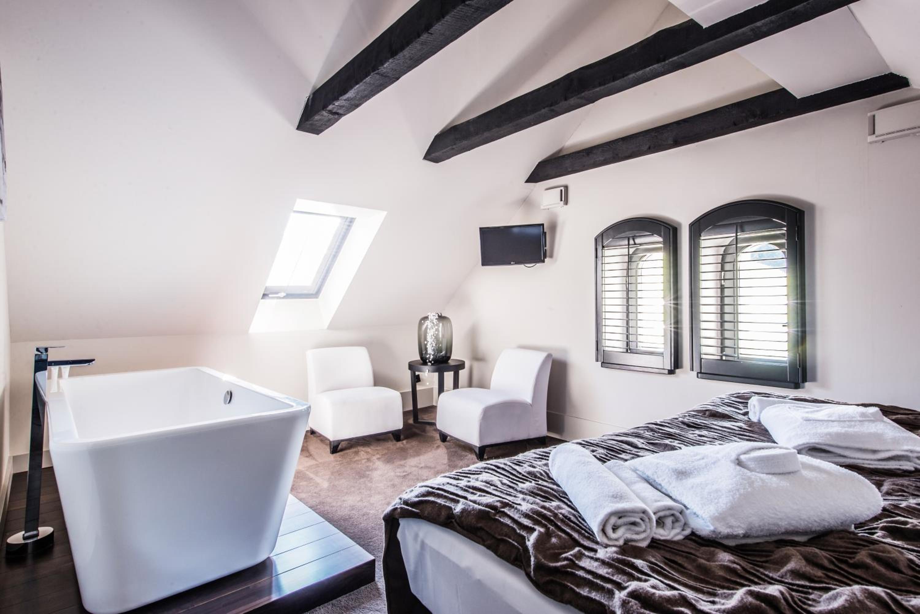 Deluxe Double Room with Bath - Photo 3