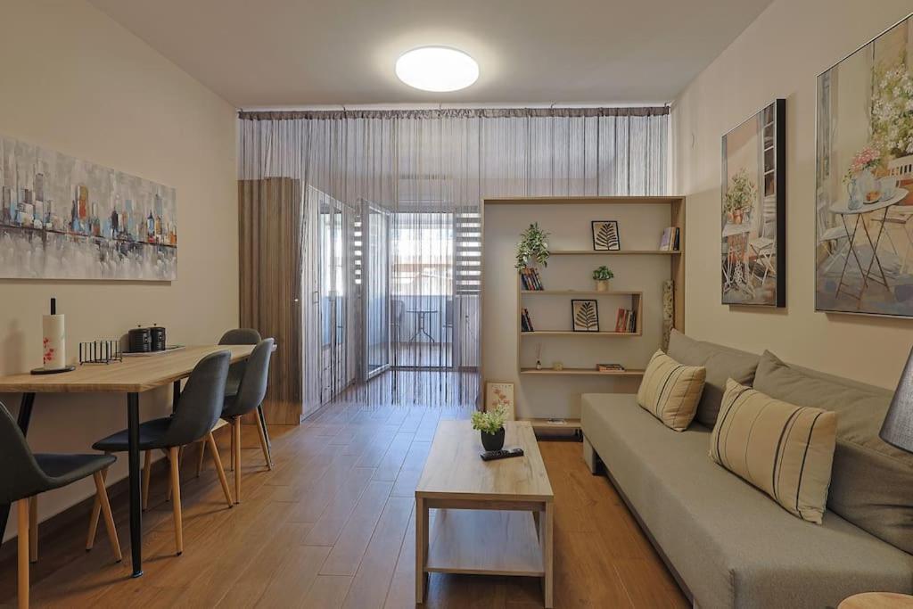 One-Bedroom Apartment photo 1