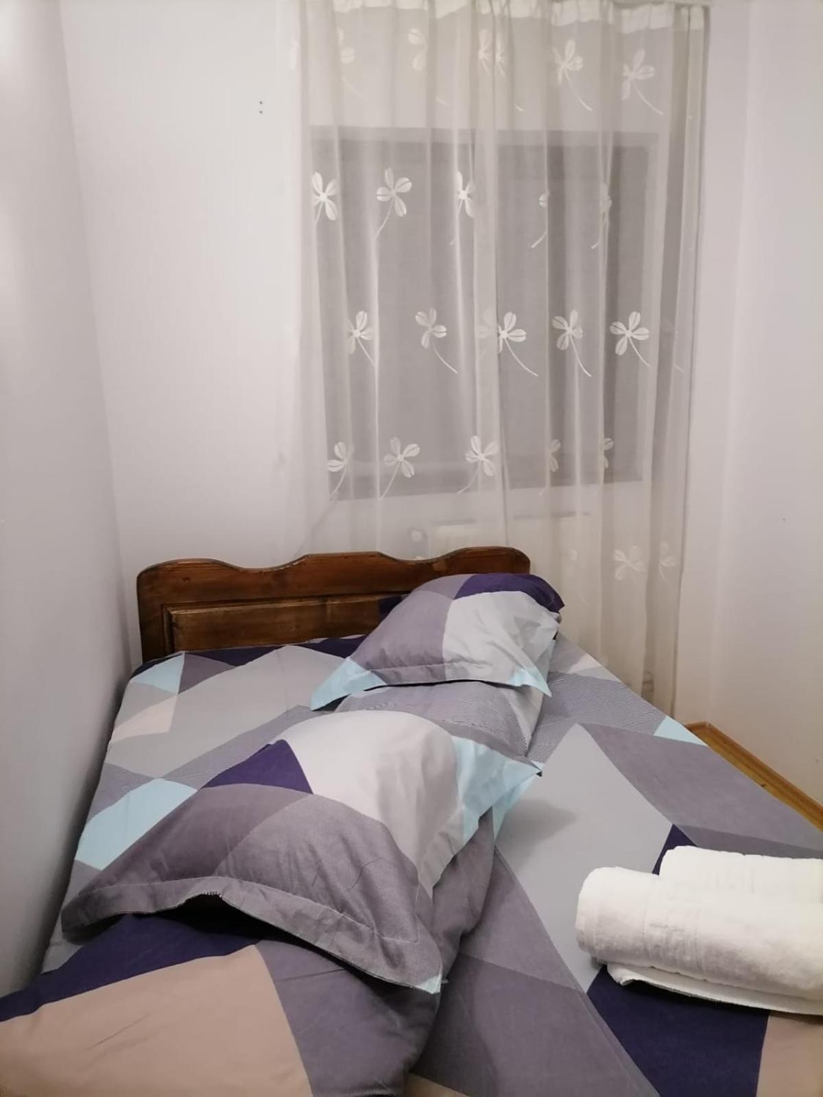 Six-Bedroom House photo 2