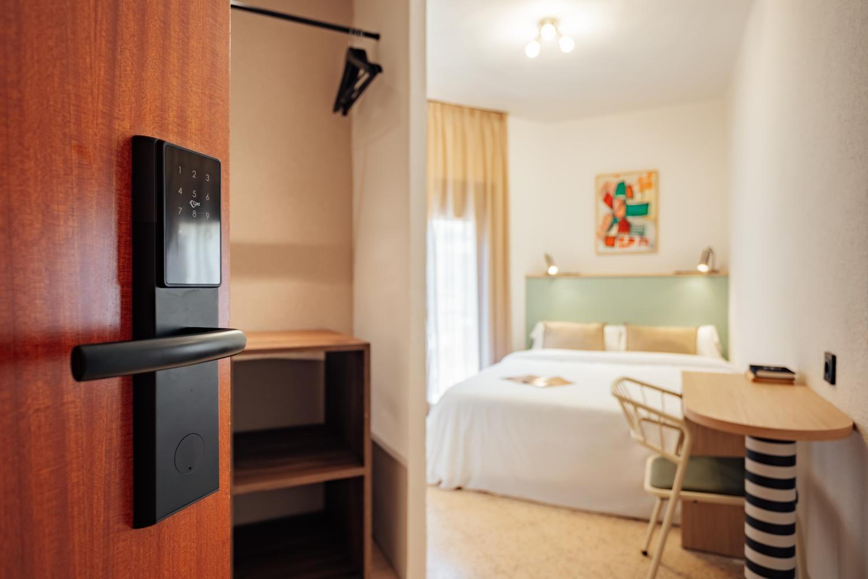 Double Room with Balcony - Photo 4