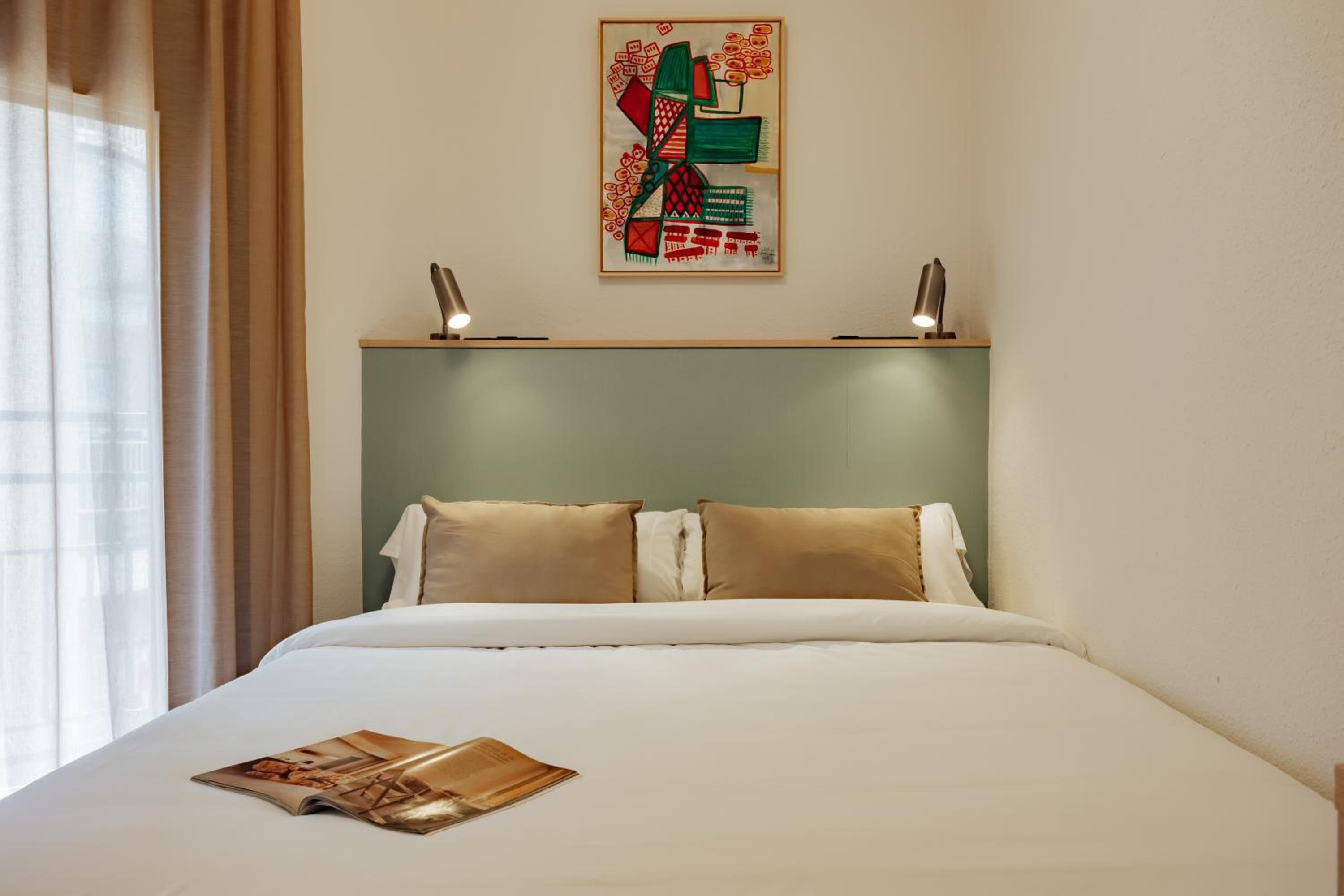 Double Room with Balcony - Photo 9