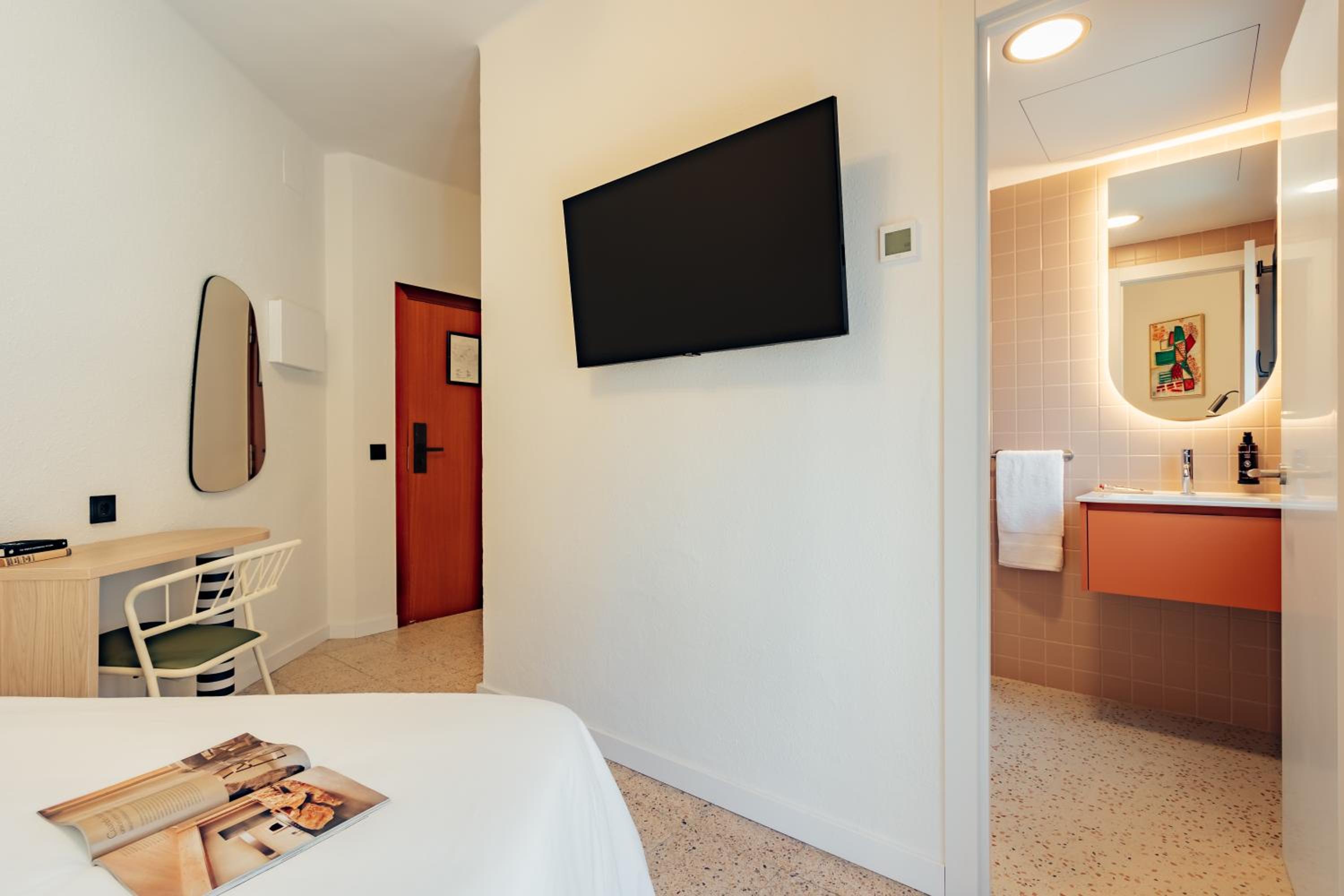 Double Room with Balcony - Photo 2